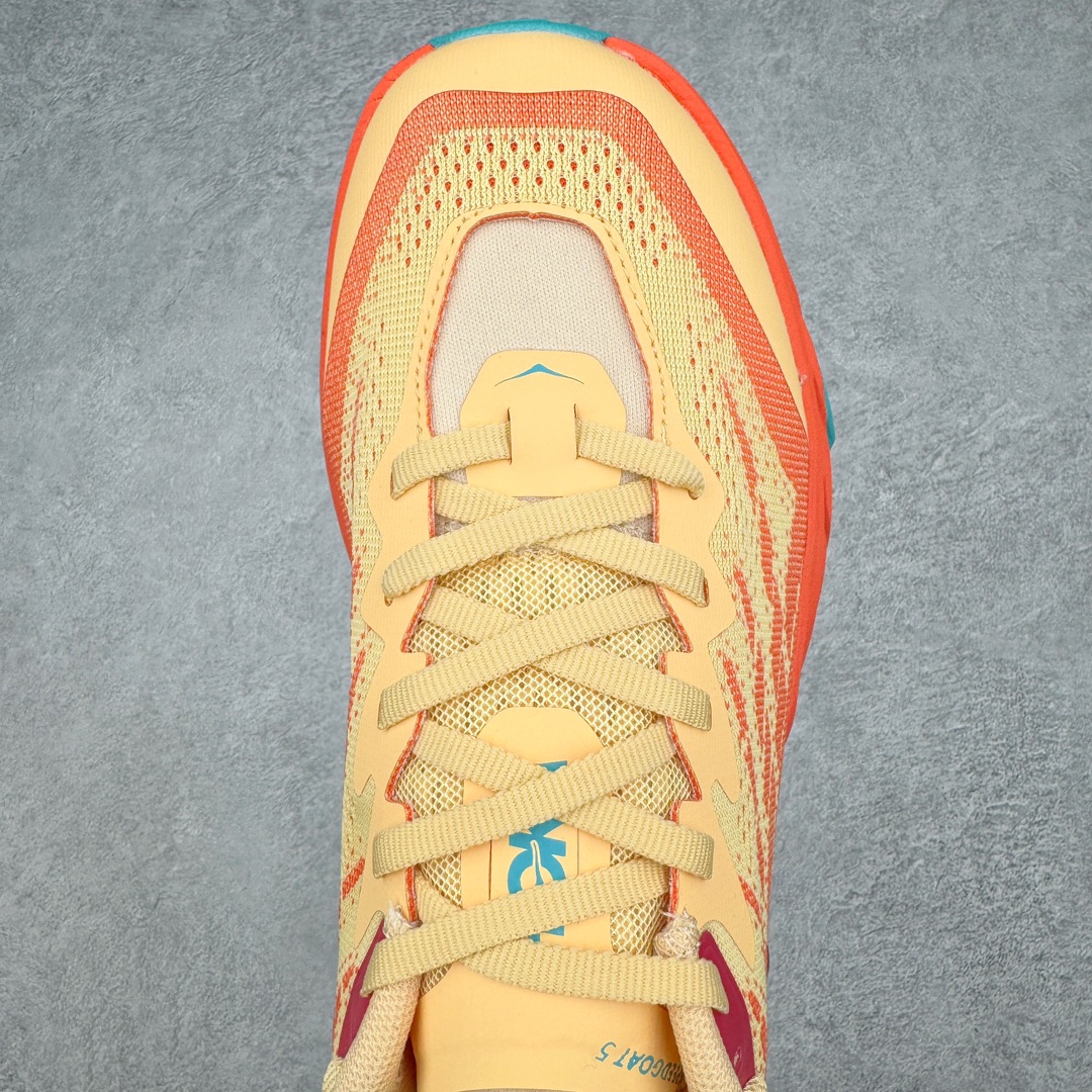 图片[4]-HOKA ONE ONE Speedgoat 5 户外越野跑步鞋 飞速羚羊5系列 新一代工程网纱鞋面 在确保鞋面稳定性的同时减少了固定胶条的使用 鞋面更轻盈、透气、舒适 可回收材料 为环保做出贡献 延伸后跟拉攀 方便快速穿脱 速度型滚动平衡技术 在崎岖的路面上 为平稳顺畅的步伐提供支持 HOKA ONE ONE是来自美国的跑步鞋知名品牌 创立于2009年 始终致力于为所有跑者提供更新、更好的跑步装备 相比常规跑鞋特别研发使用性能独特的几何形跑鞋中底 此种鞋底更厚、更高、回弹性也更好 除了卓越的缓冲性能 它还能为各种阶段的跑者带来更具动感、更加稳定的跑步体验 从设计之初就清楚意识到 要保证跑者步幅的均匀一致 双脚自然而然的运动至关重要 尺码：36 36.5 37.5 38 38.5 39 40 40.5 41 42 42.5 43 44 44.5 45-选品中心