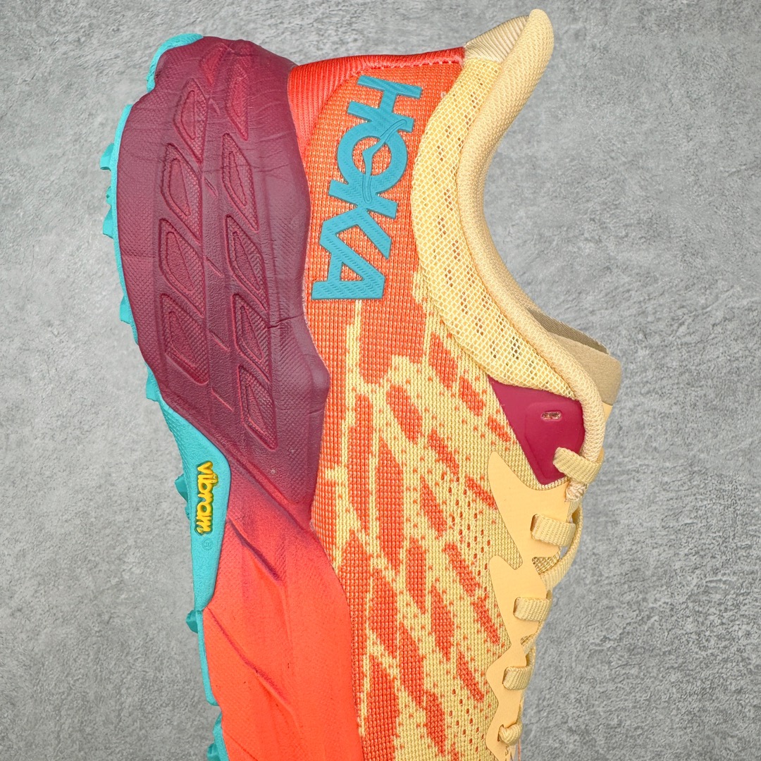 图片[6]-HOKA ONE ONE Speedgoat 5 户外越野跑步鞋 飞速羚羊5系列 新一代工程网纱鞋面 在确保鞋面稳定性的同时减少了固定胶条的使用 鞋面更轻盈、透气、舒适 可回收材料 为环保做出贡献 延伸后跟拉攀 方便快速穿脱 速度型滚动平衡技术 在崎岖的路面上 为平稳顺畅的步伐提供支持 HOKA ONE ONE是来自美国的跑步鞋知名品牌 创立于2009年 始终致力于为所有跑者提供更新、更好的跑步装备 相比常规跑鞋特别研发使用性能独特的几何形跑鞋中底 此种鞋底更厚、更高、回弹性也更好 除了卓越的缓冲性能 它还能为各种阶段的跑者带来更具动感、更加稳定的跑步体验 从设计之初就清楚意识到 要保证跑者步幅的均匀一致 双脚自然而然的运动至关重要 尺码：36 36.5 37.5 38 38.5 39 40 40.5 41 42 42.5 43 44 44.5 45-选品中心