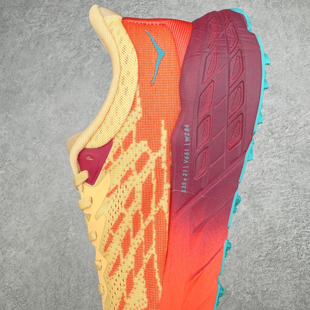 图片[7]-HOKA ONE ONE Speedgoat 5 户外越野跑步鞋 飞速羚羊5系列 新一代工程网纱鞋面 在确保鞋面稳定性的同时减少了固定胶条的使用 鞋面更轻盈、透气、舒适 可回收材料 为环保做出贡献 延伸后跟拉攀 方便快速穿脱 速度型滚动平衡技术 在崎岖的路面上 为平稳顺畅的步伐提供支持 HOKA ONE ONE是来自美国的跑步鞋知名品牌 创立于2009年 始终致力于为所有跑者提供更新、更好的跑步装备 相比常规跑鞋特别研发使用性能独特的几何形跑鞋中底 此种鞋底更厚、更高、回弹性也更好 除了卓越的缓冲性能 它还能为各种阶段的跑者带来更具动感、更加稳定的跑步体验 从设计之初就清楚意识到 要保证跑者步幅的均匀一致 双脚自然而然的运动至关重要 尺码：36 36.5 37.5 38 38.5 39 40 40.5 41 42 42.5 43 44 44.5 45-选品中心