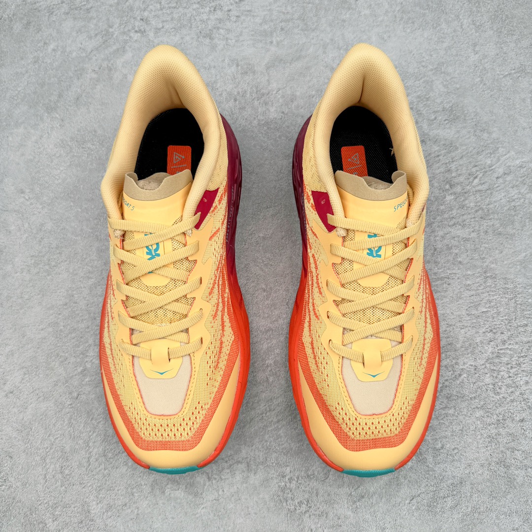 图片[2]-HOKA ONE ONE Speedgoat 5 户外越野跑步鞋 飞速羚羊5系列 新一代工程网纱鞋面 在确保鞋面稳定性的同时减少了固定胶条的使用 鞋面更轻盈、透气、舒适 可回收材料 为环保做出贡献 延伸后跟拉攀 方便快速穿脱 速度型滚动平衡技术 在崎岖的路面上 为平稳顺畅的步伐提供支持 HOKA ONE ONE是来自美国的跑步鞋知名品牌 创立于2009年 始终致力于为所有跑者提供更新、更好的跑步装备 相比常规跑鞋特别研发使用性能独特的几何形跑鞋中底 此种鞋底更厚、更高、回弹性也更好 除了卓越的缓冲性能 它还能为各种阶段的跑者带来更具动感、更加稳定的跑步体验 从设计之初就清楚意识到 要保证跑者步幅的均匀一致 双脚自然而然的运动至关重要 尺码：36 36.5 37.5 38 38.5 39 40 40.5 41 42 42.5 43 44 44.5 45-选品中心