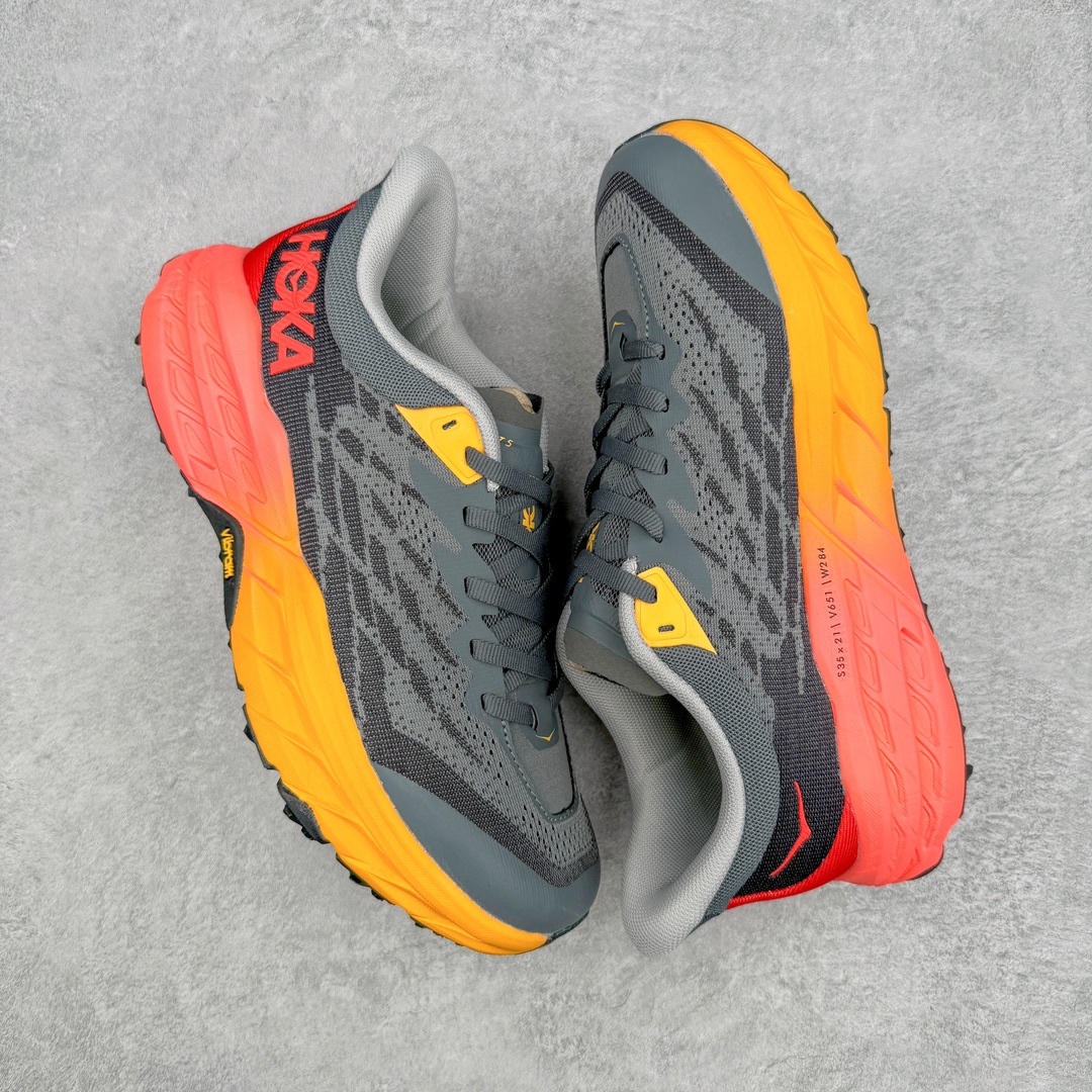 图片[3]-HOKA ONE ONE Speedgoat 5 户外越野跑步鞋 飞速羚羊5系列 新一代工程网纱鞋面 在确保鞋面稳定性的同时减少了固定胶条的使用 鞋面更轻盈、透气、舒适 可回收材料 为环保做出贡献 延伸后跟拉攀 方便快速穿脱 速度型滚动平衡技术 在崎岖的路面上 为平稳顺畅的步伐提供支持 HOKA ONE ONE是来自美国的跑步鞋知名品牌 创立于2009年 始终致力于为所有跑者提供更新、更好的跑步装备 相比常规跑鞋特别研发使用性能独特的几何形跑鞋中底 此种鞋底更厚、更高、回弹性也更好 除了卓越的缓冲性能 它还能为各种阶段的跑者带来更具动感、更加稳定的跑步体验 从设计之初就清楚意识到 要保证跑者步幅的均匀一致 双脚自然而然的运动至关重要 尺码：36 36.5 37.5 38 38.5 39 40 40.5 41 42 42.5 43 44 44.5 45-选品中心