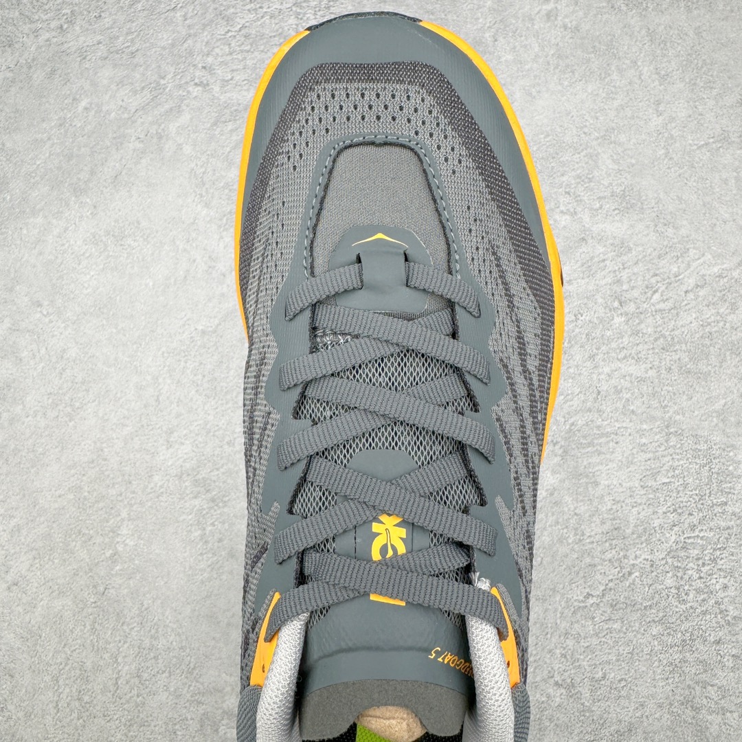 图片[4]-HOKA ONE ONE Speedgoat 5 户外越野跑步鞋 飞速羚羊5系列 新一代工程网纱鞋面 在确保鞋面稳定性的同时减少了固定胶条的使用 鞋面更轻盈、透气、舒适 可回收材料 为环保做出贡献 延伸后跟拉攀 方便快速穿脱 速度型滚动平衡技术 在崎岖的路面上 为平稳顺畅的步伐提供支持 HOKA ONE ONE是来自美国的跑步鞋知名品牌 创立于2009年 始终致力于为所有跑者提供更新、更好的跑步装备 相比常规跑鞋特别研发使用性能独特的几何形跑鞋中底 此种鞋底更厚、更高、回弹性也更好 除了卓越的缓冲性能 它还能为各种阶段的跑者带来更具动感、更加稳定的跑步体验 从设计之初就清楚意识到 要保证跑者步幅的均匀一致 双脚自然而然的运动至关重要 尺码：36 36.5 37.5 38 38.5 39 40 40.5 41 42 42.5 43 44 44.5 45-选品中心