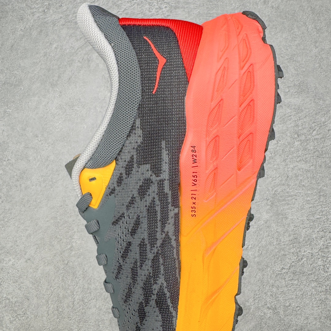 图片[7]-HOKA ONE ONE Speedgoat 5 户外越野跑步鞋 飞速羚羊5系列 新一代工程网纱鞋面 在确保鞋面稳定性的同时减少了固定胶条的使用 鞋面更轻盈、透气、舒适 可回收材料 为环保做出贡献 延伸后跟拉攀 方便快速穿脱 速度型滚动平衡技术 在崎岖的路面上 为平稳顺畅的步伐提供支持 HOKA ONE ONE是来自美国的跑步鞋知名品牌 创立于2009年 始终致力于为所有跑者提供更新、更好的跑步装备 相比常规跑鞋特别研发使用性能独特的几何形跑鞋中底 此种鞋底更厚、更高、回弹性也更好 除了卓越的缓冲性能 它还能为各种阶段的跑者带来更具动感、更加稳定的跑步体验 从设计之初就清楚意识到 要保证跑者步幅的均匀一致 双脚自然而然的运动至关重要 尺码：36 36.5 37.5 38 38.5 39 40 40.5 41 42 42.5 43 44 44.5 45-选品中心