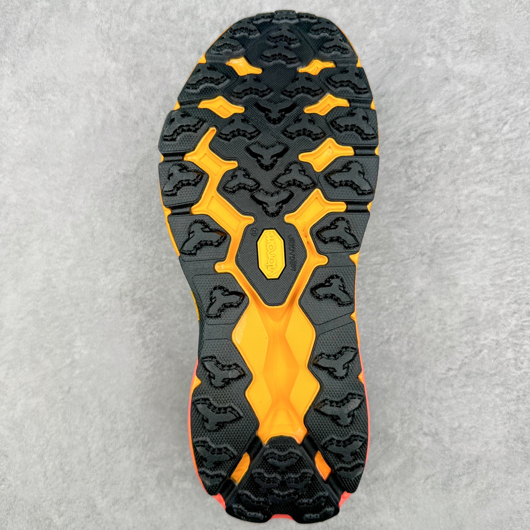 图片[9]-HOKA ONE ONE Speedgoat 5 户外越野跑步鞋 飞速羚羊5系列 新一代工程网纱鞋面 在确保鞋面稳定性的同时减少了固定胶条的使用 鞋面更轻盈、透气、舒适 可回收材料 为环保做出贡献 延伸后跟拉攀 方便快速穿脱 速度型滚动平衡技术 在崎岖的路面上 为平稳顺畅的步伐提供支持 HOKA ONE ONE是来自美国的跑步鞋知名品牌 创立于2009年 始终致力于为所有跑者提供更新、更好的跑步装备 相比常规跑鞋特别研发使用性能独特的几何形跑鞋中底 此种鞋底更厚、更高、回弹性也更好 除了卓越的缓冲性能 它还能为各种阶段的跑者带来更具动感、更加稳定的跑步体验 从设计之初就清楚意识到 要保证跑者步幅的均匀一致 双脚自然而然的运动至关重要 尺码：36 36.5 37.5 38 38.5 39 40 40.5 41 42 42.5 43 44 44.5 45-选品中心