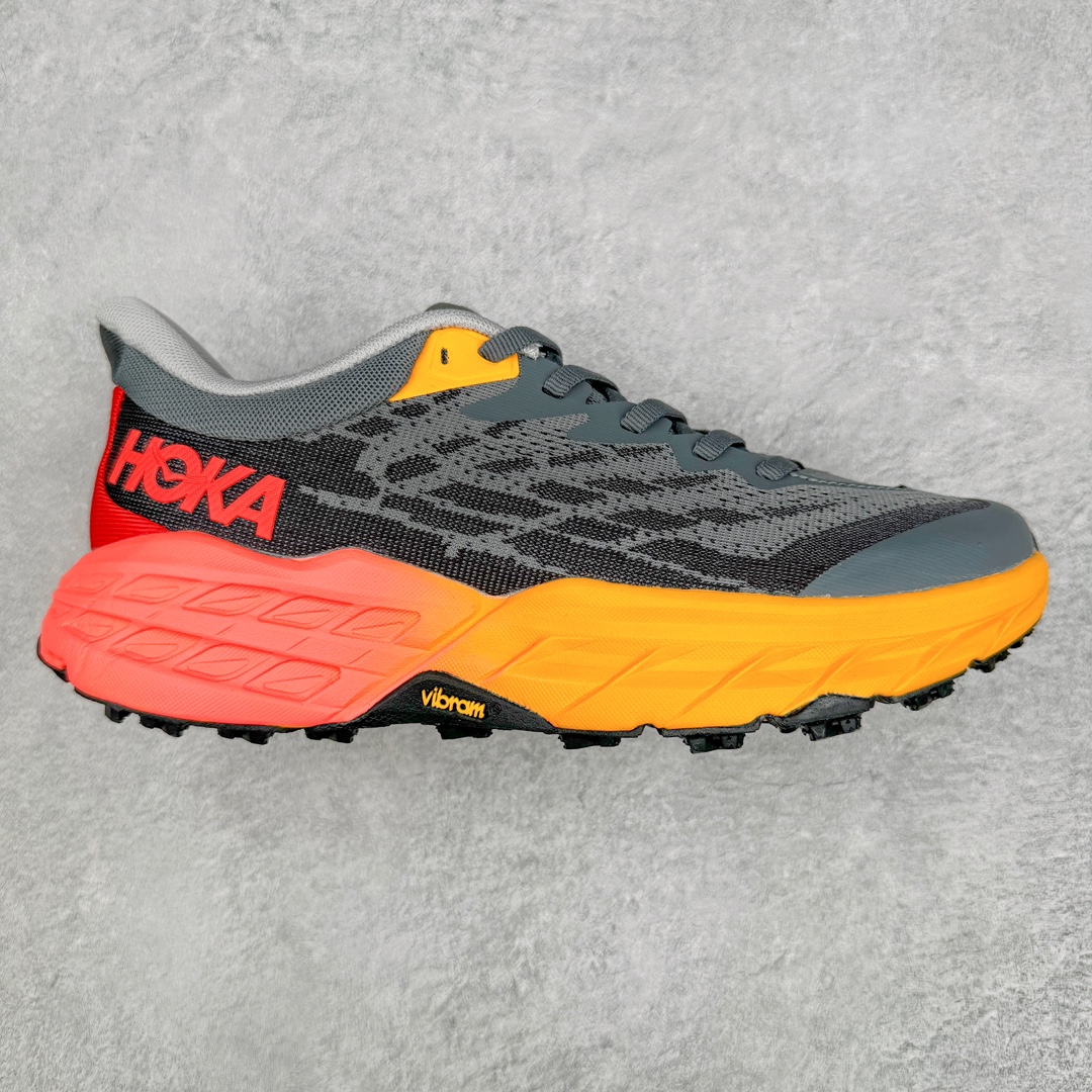 HOKA ONE ONE Speedgoat 5 户外越野跑步鞋 飞速羚羊5系列 新一代工程网纱鞋面 在确保鞋面稳定性的同时减少了固定胶条的使用 鞋面更轻盈、透气、舒适 可回收材料 为环保做出贡献 延伸后跟拉攀 方便快速穿脱 速度型滚动平衡技术 在崎岖的路面上 为平稳顺畅的步伐提供支持 HOKA ONE ONE是来自美国的跑步鞋知名品牌 创立于2009年 始终致力于为所有跑者提供更新、更好的跑步装备 相比常规跑鞋特别研发使用性能独特的几何形跑鞋中底 此种鞋底更厚、更高、回弹性也更好 除了卓越的缓冲性能 它还能为各种阶段的跑者带来更具动感、更加稳定的跑步体验 从设计之初就清楚意识到 要保证跑者步幅的均匀一致 双脚自然而然的运动至关重要 尺码：36 36.5 37.5 38 38.5 39 40 40.5 41 42 42.5 43 44 44.5 45-选品中心