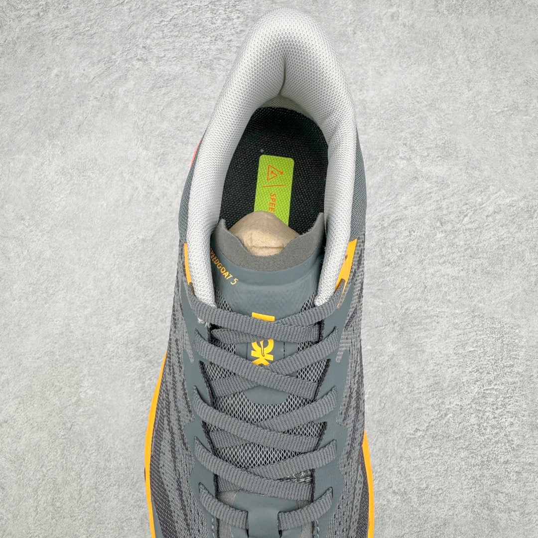图片[5]-HOKA ONE ONE Speedgoat 5 户外越野跑步鞋 飞速羚羊5系列 新一代工程网纱鞋面 在确保鞋面稳定性的同时减少了固定胶条的使用 鞋面更轻盈、透气、舒适 可回收材料 为环保做出贡献 延伸后跟拉攀 方便快速穿脱 速度型滚动平衡技术 在崎岖的路面上 为平稳顺畅的步伐提供支持 HOKA ONE ONE是来自美国的跑步鞋知名品牌 创立于2009年 始终致力于为所有跑者提供更新、更好的跑步装备 相比常规跑鞋特别研发使用性能独特的几何形跑鞋中底 此种鞋底更厚、更高、回弹性也更好 除了卓越的缓冲性能 它还能为各种阶段的跑者带来更具动感、更加稳定的跑步体验 从设计之初就清楚意识到 要保证跑者步幅的均匀一致 双脚自然而然的运动至关重要 尺码：36 36.5 37.5 38 38.5 39 40 40.5 41 42 42.5 43 44 44.5 45-选品中心