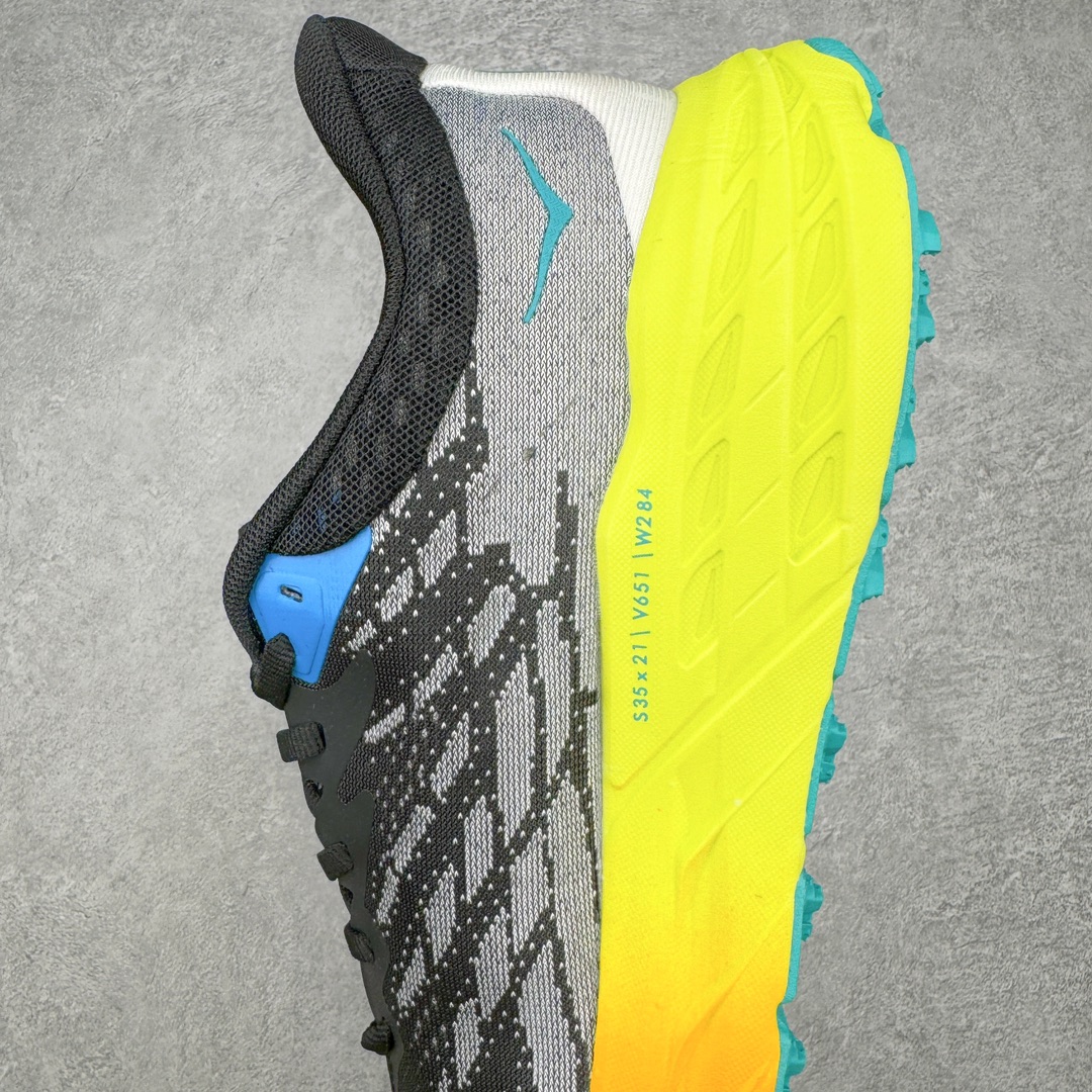 图片[7]-HOKA ONE ONE Speedgoat 5 户外越野跑步鞋 飞速羚羊5系列 新一代工程网纱鞋面 在确保鞋面稳定性的同时减少了固定胶条的使用 鞋面更轻盈、透气、舒适 可回收材料 为环保做出贡献 延伸后跟拉攀 方便快速穿脱 速度型滚动平衡技术 在崎岖的路面上 为平稳顺畅的步伐提供支持 HOKA ONE ONE是来自美国的跑步鞋知名品牌 创立于2009年 始终致力于为所有跑者提供更新、更好的跑步装备 相比常规跑鞋特别研发使用性能独特的几何形跑鞋中底 此种鞋底更厚、更高、回弹性也更好 除了卓越的缓冲性能 它还能为各种阶段的跑者带来更具动感、更加稳定的跑步体验 从设计之初就清楚意识到 要保证跑者步幅的均匀一致 双脚自然而然的运动至关重要 尺码：36 36.5 37.5 38 38.5 39 40 40.5 41 42 42.5 43 44 44.5 45-选品中心