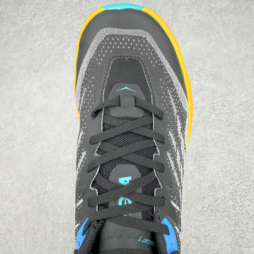 图片[4]-HOKA ONE ONE Speedgoat 5 户外越野跑步鞋 飞速羚羊5系列 新一代工程网纱鞋面 在确保鞋面稳定性的同时减少了固定胶条的使用 鞋面更轻盈、透气、舒适 可回收材料 为环保做出贡献 延伸后跟拉攀 方便快速穿脱 速度型滚动平衡技术 在崎岖的路面上 为平稳顺畅的步伐提供支持 HOKA ONE ONE是来自美国的跑步鞋知名品牌 创立于2009年 始终致力于为所有跑者提供更新、更好的跑步装备 相比常规跑鞋特别研发使用性能独特的几何形跑鞋中底 此种鞋底更厚、更高、回弹性也更好 除了卓越的缓冲性能 它还能为各种阶段的跑者带来更具动感、更加稳定的跑步体验 从设计之初就清楚意识到 要保证跑者步幅的均匀一致 双脚自然而然的运动至关重要 尺码：36 36.5 37.5 38 38.5 39 40 40.5 41 42 42.5 43 44 44.5 45-选品中心