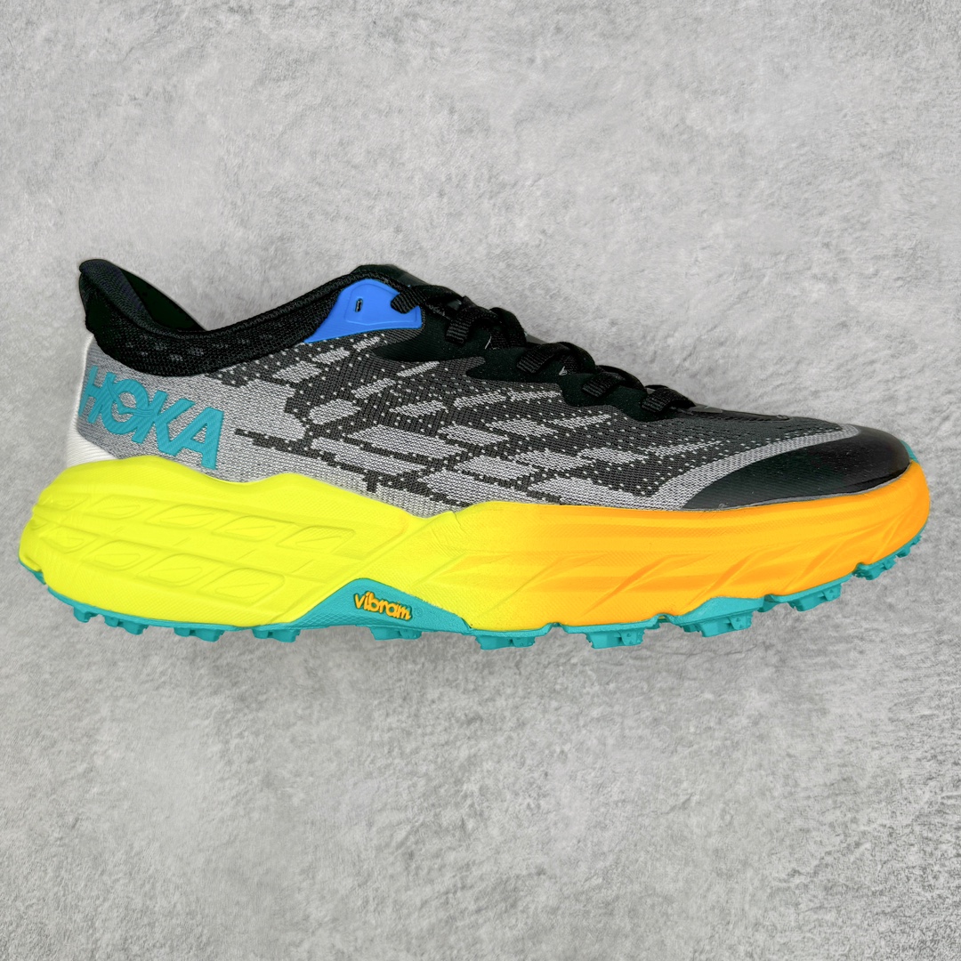 HOKA ONE ONE Speedgoat 5 户外越野跑步鞋 飞速羚羊5系列 新一代工程网纱鞋面 在确保鞋面稳定性的同时减少了固定胶条的使用 鞋面更轻盈、透气、舒适 可回收材料 为环保做出贡献 延伸后跟拉攀 方便快速穿脱 速度型滚动平衡技术 在崎岖的路面上 为平稳顺畅的步伐提供支持 HOKA ONE ONE是来自美国的跑步鞋知名品牌 创立于2009年 始终致力于为所有跑者提供更新、更好的跑步装备 相比常规跑鞋特别研发使用性能独特的几何形跑鞋中底 此种鞋底更厚、更高、回弹性也更好 除了卓越的缓冲性能 它还能为各种阶段的跑者带来更具动感、更加稳定的跑步体验 从设计之初就清楚意识到 要保证跑者步幅的均匀一致 双脚自然而然的运动至关重要 尺码：36 36.5 37.5 38 38.5 39 40 40.5 41 42 42.5 43 44 44.5 45-选品中心