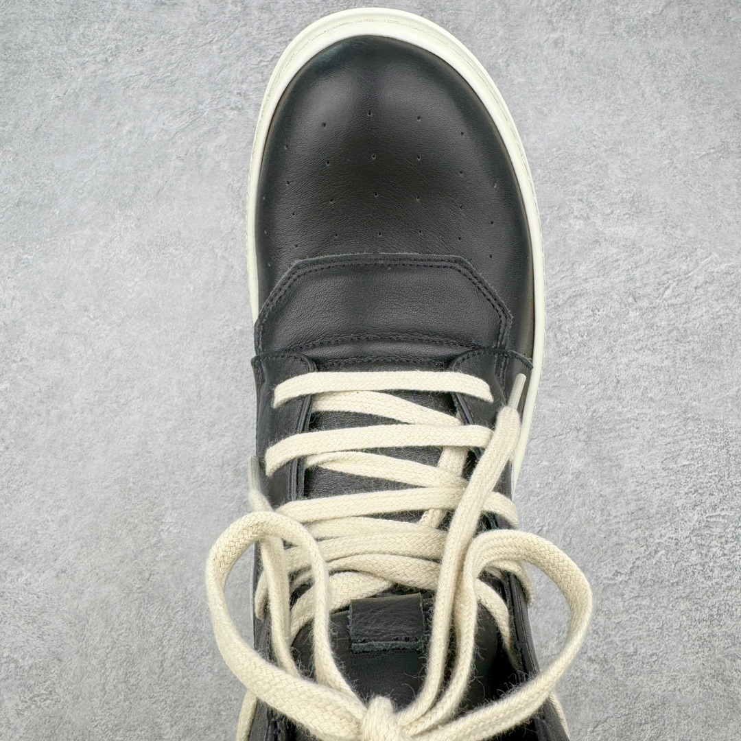 图片[4]-💰480 ＃DG纯原 Rick Owens FogachineGeobasket  瑞克·欧文斯高帮皮面时尚运动板鞋 黑白 二级市场已经7K以上 平台客户随意卖四位数 RO广东原厂出品 纯原天花板 原版一比一复刻 冲正绝不翻车 还原度达到百分之98以上 原楦开发纸版版型 ZP拆解原版1:1复模裁片纸版 力求做到0错位 这样才能达到和zp一致的鞋型味道 采用进口cnc数控机床开发对版独家tpu奶香大底 区别于市场所有版本 zp同源全头层粒面小牛皮 达到和zp一致手感 原厂进口细纹布 万邦订购原厂高弹粉红色海绵 内里搭配软质细腻羊皮 TPU高密度大底 软硬度透光度高已经测试和原版一致 尺码：36 37 38 39 40 41 42 43 44 45 46 编码：by5936050-运动鞋