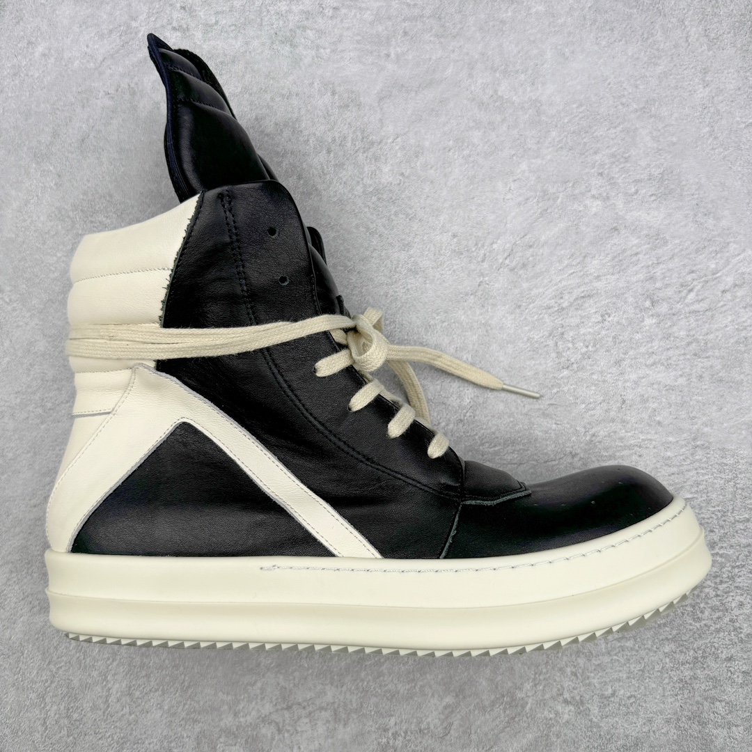 💰480 ＃DG纯原 Rick Owens FogachineGeobasket  瑞克·欧文斯高帮皮面时尚运动板鞋 黑白 二级市场已经7K以上 平台客户随意卖四位数 RO广东原厂出品 纯原天花板 原版一比一复刻 冲正绝不翻车 还原度达到百分之98以上 原楦开发纸版版型 ZP拆解原版1:1复模裁片纸版 力求做到0错位 这样才能达到和zp一致的鞋型味道 采用进口cnc数控机床开发对版独家tpu奶香大底 区别于市场所有版本 zp同源全头层粒面小牛皮 达到和zp一致手感 原厂进口细纹布 万邦订购原厂高弹粉红色海绵 内里搭配软质细腻羊皮 TPU高密度大底 软硬度透光度高已经测试和原版一致 尺码：36 37 38 39 40 41 42 43 44 45 46 编码：by5936050-运动鞋