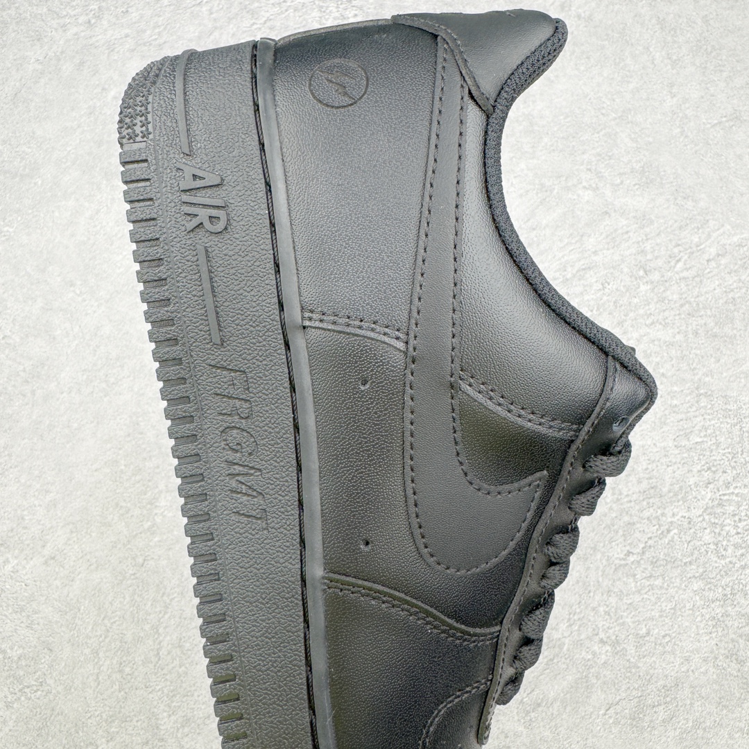 图片[6]-零售💰260 ＃G版纯原 fragment design x NK Air Force 1 Low 空军一号藤原浩联名闪电黑色 CW2288-001 双方此次再度以全白色 AF1 为蓝本 通过皮质鞋面、经典的闪电符号以及印在中底的 FRGMT 品牌名等联名细节 呈现全新联名鞋作 同步官方全新版本 全新翻盖原盒配件 不规则波浪大底咬花 全鞋电脑针车 工整有序 视觉效果满分 原厂拉帮手法 标准四线 密度针距针孔大小控制到位 原装反口里网布海绵 正确卡色网眼大小 新版鞋撑改用纸团代替 原厂港宝加持完美还原灵魂版型 原盒原配从里到外百分百还原 原厂全头层原厂皮料 原标原盒 内置Sole气垫 中底白色背胶 中底划线 已经无限的接近公司 原厂楦头 原厂刺绣 后跟弧度修正 独家私模最大开发到48.5 SIZE：35.5 36 36.5 37.5 38 38.5 39 40 40.5 41 42 42.5 43 44 44.5 45 46 47.5 48.5 编码：by2936060-运动鞋