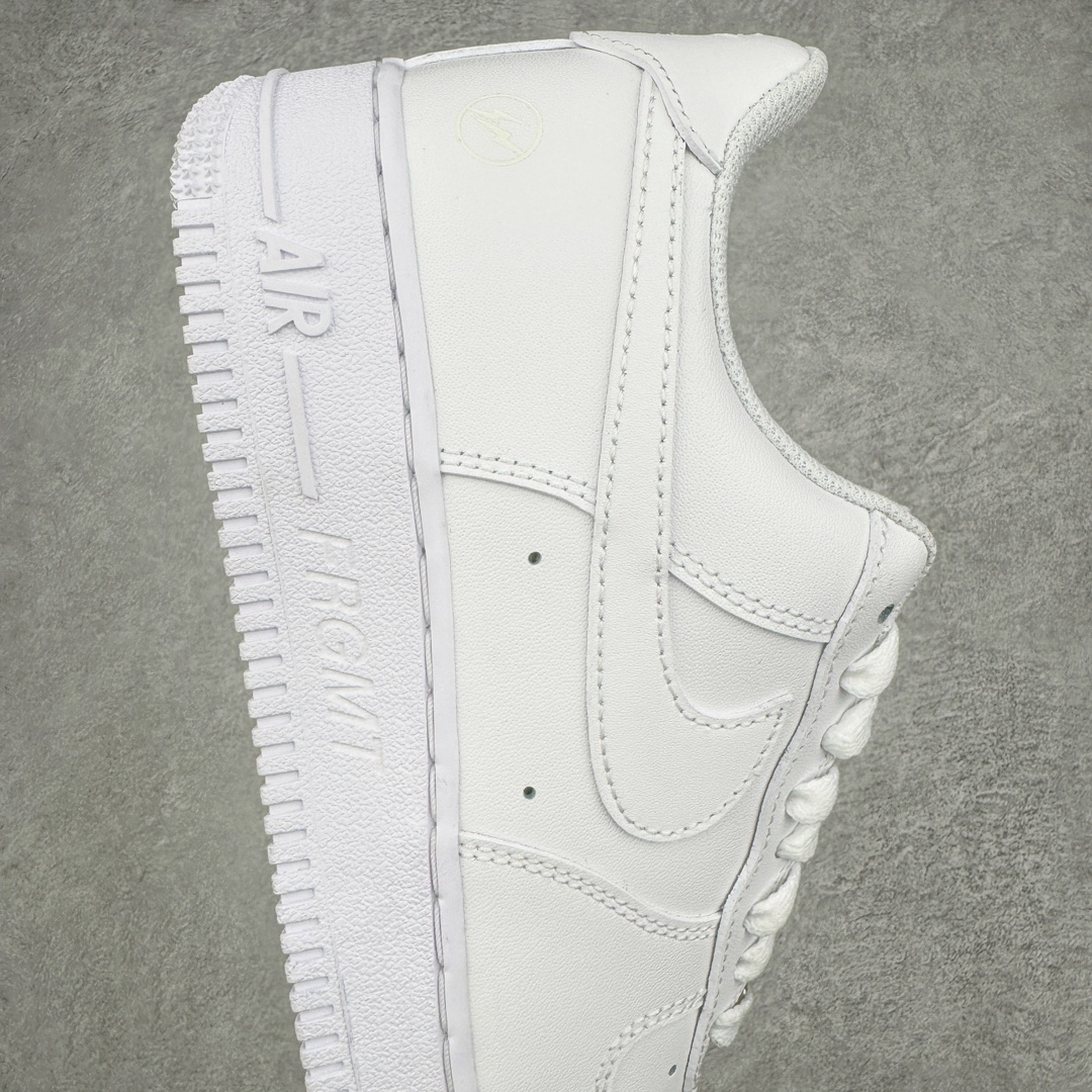 图片[6]-零售💰260 ＃G版纯原 fragment design x NK Air Force 1 Low 空军一号藤原浩联名闪电白色 CW2288-001 双方此次再度以全白色 AF1 为蓝本 通过皮质鞋面、经典的闪电符号以及印在中底的 FRGMT 品牌名等联名细节 呈现全新联名鞋作 同步官方全新版本 全新翻盖原盒配件 不规则波浪大底咬花 全鞋电脑针车 工整有序 视觉效果满分 原厂拉帮手法 标准四线 密度针距针孔大小控制到位 原装反口里网布海绵 正确卡色网眼大小 新版鞋撑改用纸团代替 原厂港宝加持完美还原灵魂版型 原盒原配从里到外百分百还原 原厂全头层原厂皮料 原标原盒 内置Sole气垫 中底白色背胶 中底划线 已经无限的接近公司 原厂楦头 原厂刺绣 后跟弧度修正 独家私模最大开发到48.5 SIZE：35.5 36 36.5 37.5 38 38.5 39 40 40.5 41 42 42.5 43 44 44.5 45 46 47.5 48.5 编码：by2936060-运动鞋