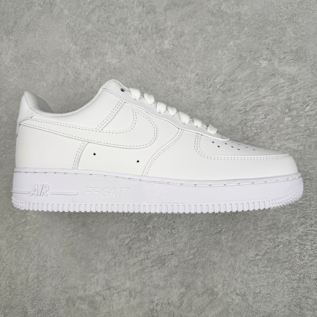 零售💰260 ＃G版纯原 fragment design x NK Air Force 1 Low 空军一号藤原浩联名闪电白色 CW2288-001 双方此次再度以全白色 AF1 为蓝本 通过皮质鞋面、经典的闪电符号以及印在中底的 FRGMT 品牌名等联名细节 呈现全新联名鞋作 同步官方全新版本 全新翻盖原盒配件 不规则波浪大底咬花 全鞋电脑针车 工整有序 视觉效果满分 原厂拉帮手法 标准四线 密度针距针孔大小控制到位 原装反口里网布海绵 正确卡色网眼大小 新版鞋撑改用纸团代替 原厂港宝加持完美还原灵魂版型 原盒原配从里到外百分百还原 原厂全头层原厂皮料 原标原盒 内置Sole气垫 中底白色背胶 中底划线 已经无限的接近公司 原厂楦头 原厂刺绣 后跟弧度修正 独家私模最大开发到48.5 SIZE：35.5 36 36.5 37.5 38 38.5 39 40 40.5 41 42 42.5 43 44 44.5 45 46 47.5 48.5 编码：by2936060-运动鞋