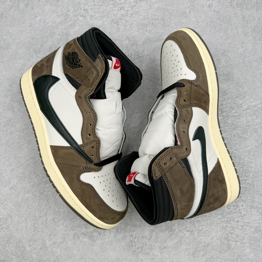 图片[3]-零售💰490 ＃PK纯原 Travis Scott x Air Jordan AJ1 High OG SP TS联名深棕倒钩高帮 CD4487-100 圈内最强系列 高端零售特供批次 产品品控稳定性领先行业 各方面均可对飙L版 良心定价不杀猪 SZ原厂全套原楦原纸板冲刀磨具开发 原厂分段鬼脸磨具 深浅形状细节原鞋一致 原厂皮料加持 原厂港宝加持定型后跟R度完美 同源原厂电绣 飞翼针数密度立体效果一致 百分百一致原鞋 原厂拉帮工艺 针距密度一致 后跟弧度收口自然不对折 极致一眼正品既视感 进口玻璃冲刀皮料裁剪零毛边 全鞋电脑针车工艺 品控清洁度最高QC检验标准 免检产品 原厂订购鞋盒、鞋标、防尘纸、鞋撑、鞋带 追求极致的原厂味道 SIZE：36 36.5 37.5 38 38.5 39 40 40.5 41 42 42.5 43 44 44.5 45 46 47.5 编码：by4936090-运动鞋