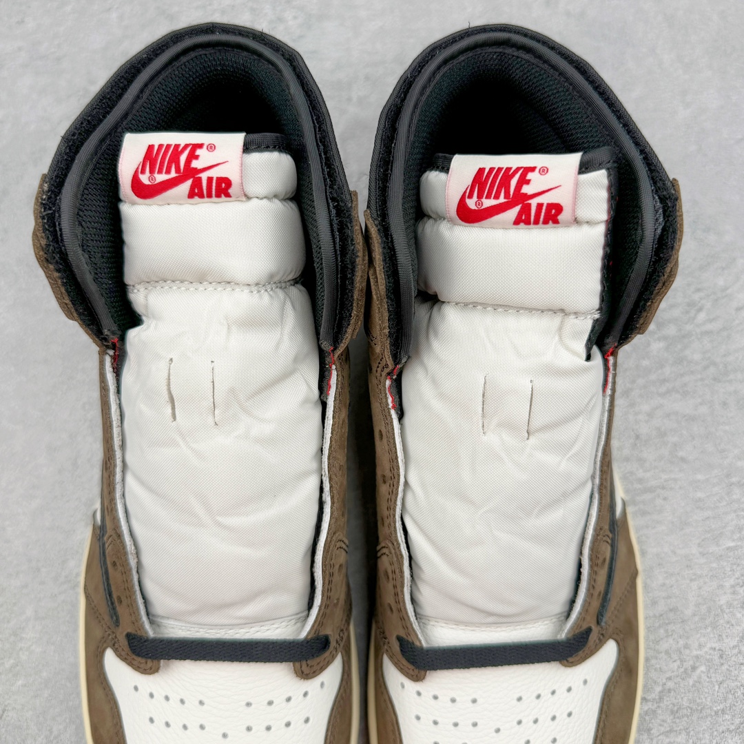 图片[7]-＃FK纯原 Travis Scott x Air Jordan AJ1 High OG SP TS联名深棕倒钩高帮 CD4487-100 全套原纸板楦头开发 原厂特供皮料加持 确保原汁原味 完美呈现一代版型 一比一鞋头弧度高度鞋身弧度 数据细节工艺流程均保持原鞋一致 后跟弧度收口自然对折 极致一眼正品既视感 原厂皮料 进口玻璃冲刀皮料裁剪零毛边 承诺百分百一致原鞋 全鞋电脑针车工艺 鞋面清洁度最高QC检验标准 控制溢胶 飞翼3D高频深度立体 鞋盒、防尘纸 均采购来自原厂 尺码：40 40.5 41 42 42.5 43 44 44.5 45 46 47.5-选品中心