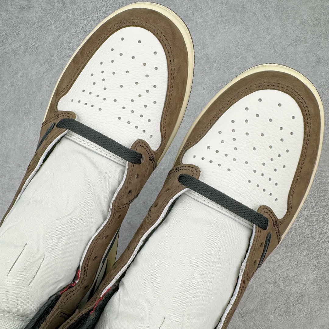 图片[6]-＃FK纯原 Travis Scott x Air Jordan AJ1 High OG SP TS联名深棕倒钩高帮 CD4487-100 全套原纸板楦头开发 原厂特供皮料加持 确保原汁原味 完美呈现一代版型 一比一鞋头弧度高度鞋身弧度 数据细节工艺流程均保持原鞋一致 后跟弧度收口自然对折 极致一眼正品既视感 原厂皮料 进口玻璃冲刀皮料裁剪零毛边 承诺百分百一致原鞋 全鞋电脑针车工艺 鞋面清洁度最高QC检验标准 控制溢胶 飞翼3D高频深度立体 鞋盒、防尘纸 均采购来自原厂 尺码：40 40.5 41 42 42.5 43 44 44.5 45 46 47.5-选品中心