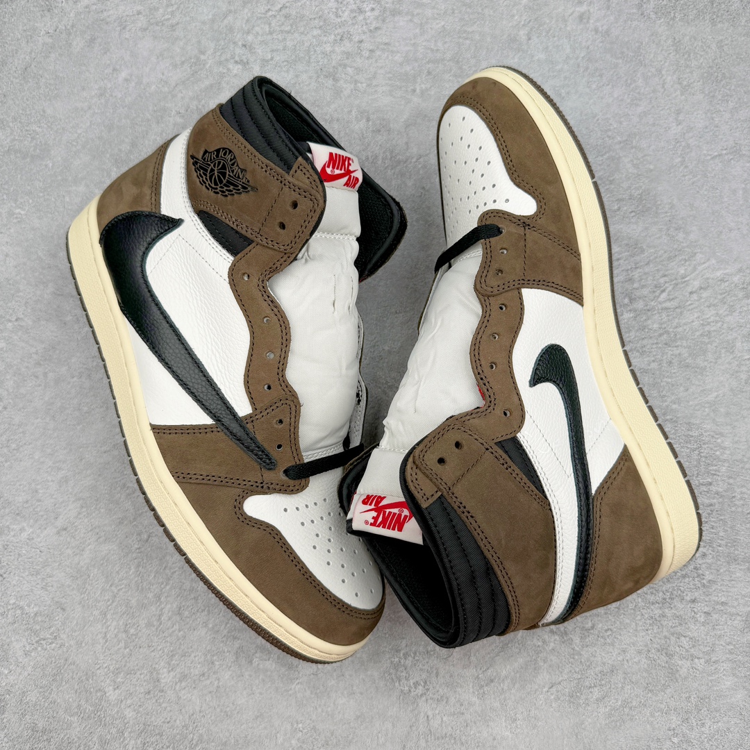 图片[3]-＃FK纯原 Travis Scott x Air Jordan AJ1 High OG SP TS联名深棕倒钩高帮 CD4487-100 全套原纸板楦头开发 原厂特供皮料加持 确保原汁原味 完美呈现一代版型 一比一鞋头弧度高度鞋身弧度 数据细节工艺流程均保持原鞋一致 后跟弧度收口自然对折 极致一眼正品既视感 原厂皮料 进口玻璃冲刀皮料裁剪零毛边 承诺百分百一致原鞋 全鞋电脑针车工艺 鞋面清洁度最高QC检验标准 控制溢胶 飞翼3D高频深度立体 鞋盒、防尘纸 均采购来自原厂 尺码：40 40.5 41 42 42.5 43 44 44.5 45 46 47.5-选品中心