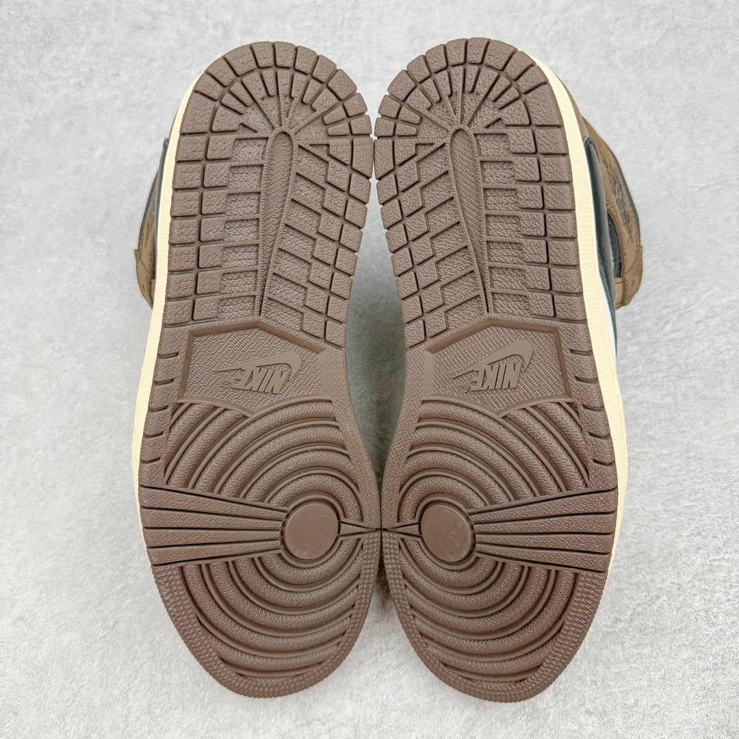 图片[9]-＃FK纯原 Travis Scott x Air Jordan AJ1 High OG SP TS联名深棕倒钩高帮 CD4487-100 全套原纸板楦头开发 原厂特供皮料加持 确保原汁原味 完美呈现一代版型 一比一鞋头弧度高度鞋身弧度 数据细节工艺流程均保持原鞋一致 后跟弧度收口自然对折 极致一眼正品既视感 原厂皮料 进口玻璃冲刀皮料裁剪零毛边 承诺百分百一致原鞋 全鞋电脑针车工艺 鞋面清洁度最高QC检验标准 控制溢胶 飞翼3D高频深度立体 鞋盒、防尘纸 均采购来自原厂 尺码：40 40.5 41 42 42.5 43 44 44.5 45 46 47.5-选品中心