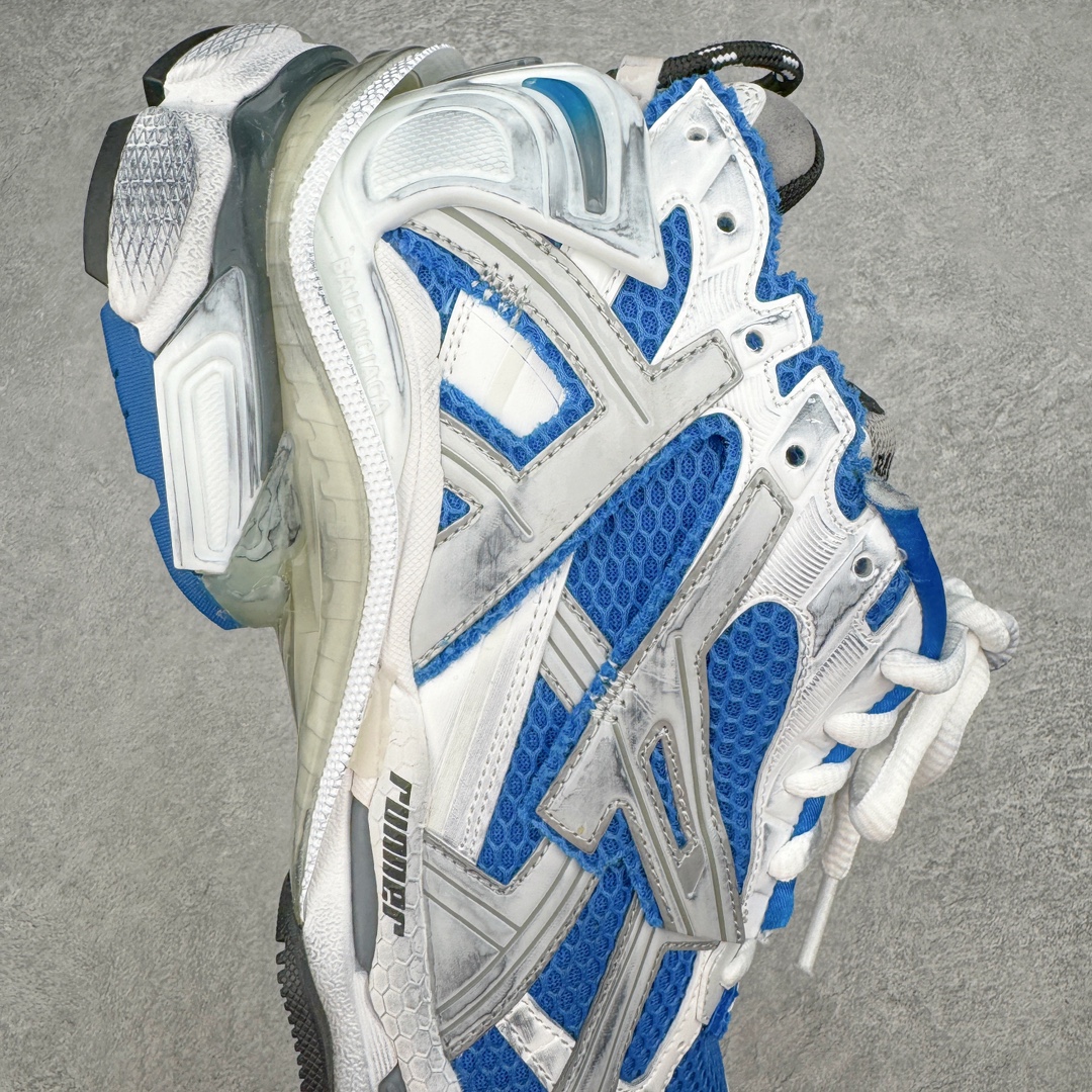 图片[6]-＃XA BALENCIAGA Runner Sneaker 巴黎世家七代慢跑系列低帮复古野跑潮流运动鞋老爹鞋 尼龙和网布材质 磨损效果 鞋头边缘印有尺码 背面浮印尺码 外侧印有跑者徽标 鞋舌刺绣 Balenciaga 品牌标识 鞋跟背面 Balenciaga品牌标识 材质采用65%聚氨酯、35%聚酯纤维 全新 Runner 鞋型轮廓借鉴于 2000 年初的复古线条 搭载大网眼面料制成鞋面基础 由粉色、白色尼龍与橡胶质地覆盖鞋面诠释线条感 当中透过几道手缝线与折损痕更是精准的掌握历经时间淬炼的破旧痕迹 延续其手法至鞋领、鞋跟、鞋带、中底等部分均饰有破损及脏污之貌 尤其是鞋领处与鞋带孔眼条更是采用不规则做旧技术将内容物泡棉随机露出 尺码：35 36 37 38 39 40 41 42 43 44 45 46-选品中心