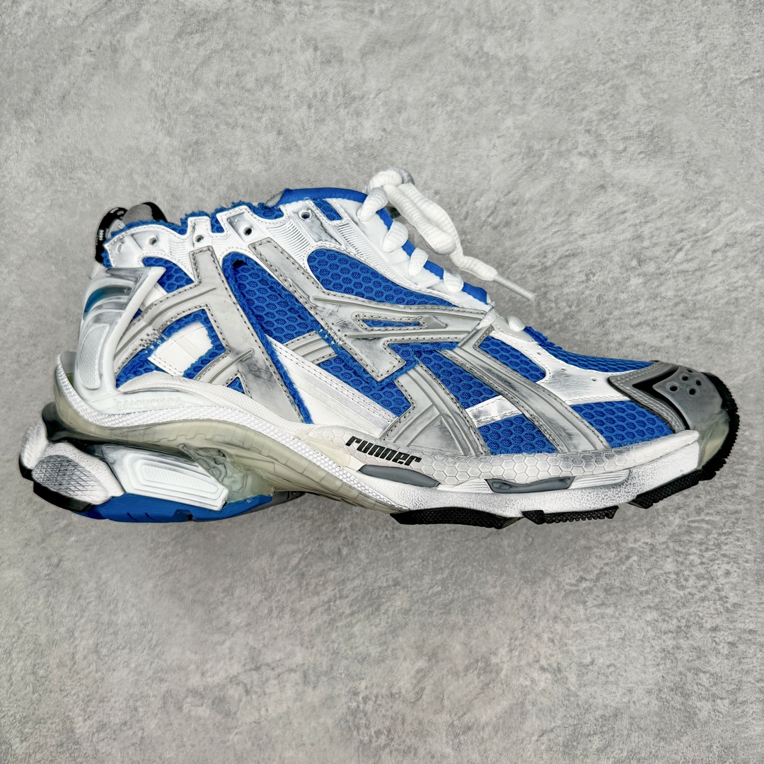 ＃XA BALENCIAGA Runner Sneaker 巴黎世家七代慢跑系列低帮复古野跑潮流运动鞋老爹鞋 尼龙和网布材质 磨损效果 鞋头边缘印有尺码 背面浮印尺码 外侧印有跑者徽标 鞋舌刺绣 Balenciaga 品牌标识 鞋跟背面 Balenciaga品牌标识 材质采用65%聚氨酯、35%聚酯纤维 全新 Runner 鞋型轮廓借鉴于 2000 年初的复古线条 搭载大网眼面料制成鞋面基础 由粉色、白色尼龍与橡胶质地覆盖鞋面诠释线条感 当中透过几道手缝线与折损痕更是精准的掌握历经时间淬炼的破旧痕迹 延续其手法至鞋领、鞋跟、鞋带、中底等部分均饰有破损及脏污之貌 尤其是鞋领处与鞋带孔眼条更是采用不规则做旧技术将内容物泡棉随机露出 尺码：35 36 37 38 39 40 41 42 43 44 45 46-选品中心