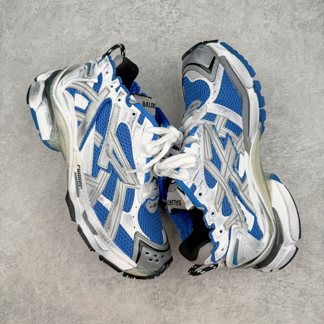 图片[3]-＃XA BALENCIAGA Runner Sneaker 巴黎世家七代慢跑系列低帮复古野跑潮流运动鞋老爹鞋 尼龙和网布材质 磨损效果 鞋头边缘印有尺码 背面浮印尺码 外侧印有跑者徽标 鞋舌刺绣 Balenciaga 品牌标识 鞋跟背面 Balenciaga品牌标识 材质采用65%聚氨酯、35%聚酯纤维 全新 Runner 鞋型轮廓借鉴于 2000 年初的复古线条 搭载大网眼面料制成鞋面基础 由粉色、白色尼龍与橡胶质地覆盖鞋面诠释线条感 当中透过几道手缝线与折损痕更是精准的掌握历经时间淬炼的破旧痕迹 延续其手法至鞋领、鞋跟、鞋带、中底等部分均饰有破损及脏污之貌 尤其是鞋领处与鞋带孔眼条更是采用不规则做旧技术将内容物泡棉随机露出 尺码：35 36 37 38 39 40 41 42 43 44 45 46-选品中心