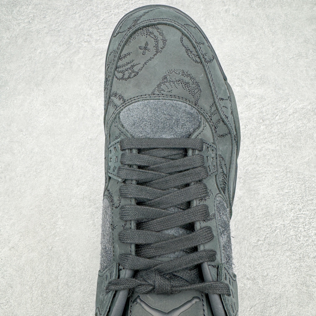 图片[6]-💰590 ＃GX KAWS x Air Jordan AJ4 \”Black\” 涂鸦联名纯黑 930155-001 圈内最强四代 独家外贸特供尺码含 45.5 49.5 50.5 耗时半年巨作 全套原纸板楦头开发 原厂特供皮料加持 确保原汁原味 完美呈现四代版型 一比一鞋头弧度高度鞋身弧度 数据细节工艺流程均保持原鞋一致 原厂TPU网格鞋带扣 正确内里网布 菱角分明不变形无多余毛边 柔软性质感一致于原鞋 市场唯一原厂鞋扣模具 背面可见隐藏注塑口 原厂织唛标 原厂飞人电绣工艺 尾指中部跳三针 独家绑鞋带手法 印刷中底布 四线拉帮 米色美纹纸贴合固定 进口港宝加持 后跟自然饱满 全鞋荧光划线卡点 追求极致完美 每一双都是工艺品 多重QC质检 超越公司货的品控标准 实实在在的免检产品 尺码：40 40.5 41 42 42.5 43 44 44.5 45 45.5 46 47.5 48.5 49.5 50.5 编码：by6936050-运动鞋