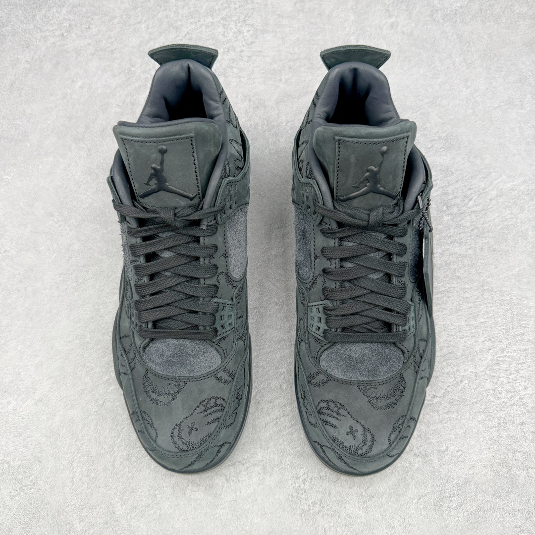 图片[2]-💰590 ＃GX KAWS x Air Jordan AJ4 \”Black\” 涂鸦联名纯黑 930155-001 圈内最强四代 独家外贸特供尺码含 45.5 49.5 50.5 耗时半年巨作 全套原纸板楦头开发 原厂特供皮料加持 确保原汁原味 完美呈现四代版型 一比一鞋头弧度高度鞋身弧度 数据细节工艺流程均保持原鞋一致 原厂TPU网格鞋带扣 正确内里网布 菱角分明不变形无多余毛边 柔软性质感一致于原鞋 市场唯一原厂鞋扣模具 背面可见隐藏注塑口 原厂织唛标 原厂飞人电绣工艺 尾指中部跳三针 独家绑鞋带手法 印刷中底布 四线拉帮 米色美纹纸贴合固定 进口港宝加持 后跟自然饱满 全鞋荧光划线卡点 追求极致完美 每一双都是工艺品 多重QC质检 超越公司货的品控标准 实实在在的免检产品 尺码：40 40.5 41 42 42.5 43 44 44.5 45 45.5 46 47.5 48.5 49.5 50.5 编码：by6936050-运动鞋