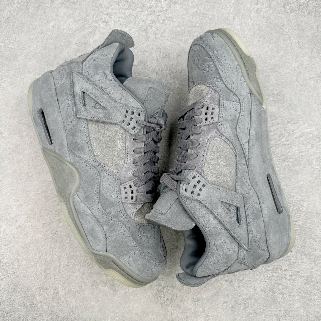 图片[3]-💰590 ＃GX/绿X 纯原福利‼KAWS x Air Jordan AJ4 \”Cool Grey\” 涂鸦联名酷灰 930155-003 圈内最强四代 独家外贸特供尺码含 45.5 49.5 50.5 耗时半年巨作 全套原纸板楦头开发 原厂特供皮料加持 确保原汁原味 完美呈现四代版型 一比一鞋头弧度高度鞋身弧度 数据细节工艺流程均保持原鞋一致 原厂TPU网格鞋带扣 正确内里网布 菱角分明不变形无多余毛边 柔软性质感一致于原鞋 市场唯一原厂鞋扣模具 背面可见隐藏注塑口 原厂织唛标 原厂飞人电绣工艺 尾指中部跳三针 独家绑鞋带手法 印刷中底布 四线拉帮 米色美纹纸贴合固定 进口港宝加持 后跟自然饱满 全鞋荧光划线卡点 追求极致完美 每一双都是工艺品 多重QC质检 超越公司货的品控标准 实实在在的免检产品 尺码：40 40.5 41 42 42.5 43 44 44.5 45 45.5 46 47.5 48.5 49.5 50.5 编码：by6936050-运动鞋