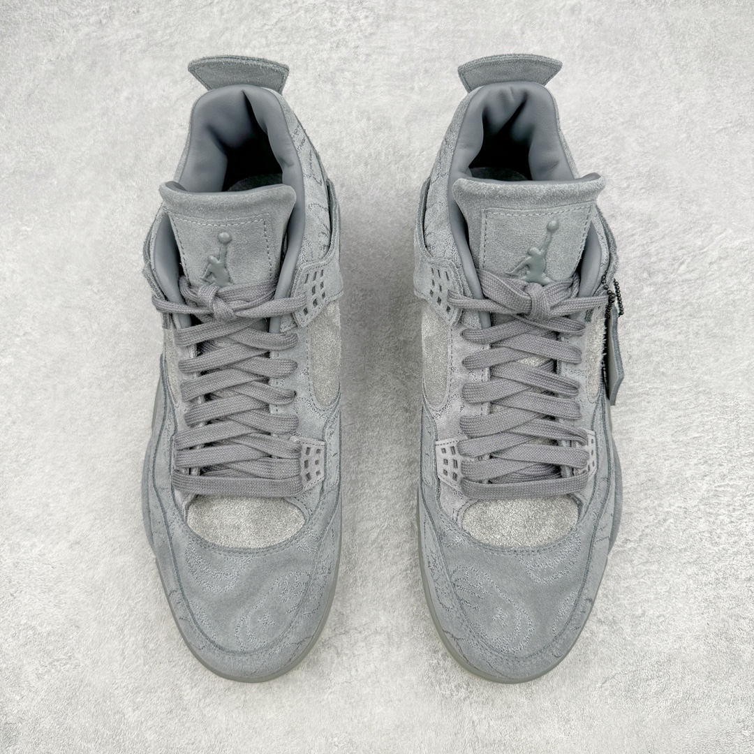 图片[2]-💰590 ＃GX/绿X 纯原福利‼KAWS x Air Jordan AJ4 \”Cool Grey\” 涂鸦联名酷灰 930155-003 圈内最强四代 独家外贸特供尺码含 45.5 49.5 50.5 耗时半年巨作 全套原纸板楦头开发 原厂特供皮料加持 确保原汁原味 完美呈现四代版型 一比一鞋头弧度高度鞋身弧度 数据细节工艺流程均保持原鞋一致 原厂TPU网格鞋带扣 正确内里网布 菱角分明不变形无多余毛边 柔软性质感一致于原鞋 市场唯一原厂鞋扣模具 背面可见隐藏注塑口 原厂织唛标 原厂飞人电绣工艺 尾指中部跳三针 独家绑鞋带手法 印刷中底布 四线拉帮 米色美纹纸贴合固定 进口港宝加持 后跟自然饱满 全鞋荧光划线卡点 追求极致完美 每一双都是工艺品 多重QC质检 超越公司货的品控标准 实实在在的免检产品 尺码：40 40.5 41 42 42.5 43 44 44.5 45 45.5 46 47.5 48.5 49.5 50.5 编码：by6936050-运动鞋