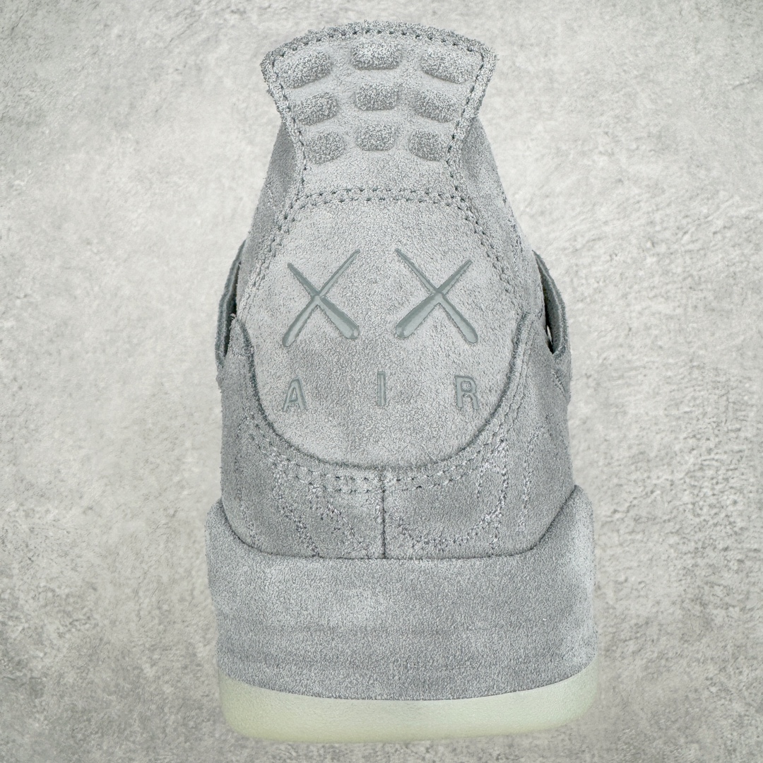 图片[9]-💰590 ＃GX/绿X 纯原福利‼KAWS x Air Jordan AJ4 \”Cool Grey\” 涂鸦联名酷灰 930155-003 圈内最强四代 独家外贸特供尺码含 45.5 49.5 50.5 耗时半年巨作 全套原纸板楦头开发 原厂特供皮料加持 确保原汁原味 完美呈现四代版型 一比一鞋头弧度高度鞋身弧度 数据细节工艺流程均保持原鞋一致 原厂TPU网格鞋带扣 正确内里网布 菱角分明不变形无多余毛边 柔软性质感一致于原鞋 市场唯一原厂鞋扣模具 背面可见隐藏注塑口 原厂织唛标 原厂飞人电绣工艺 尾指中部跳三针 独家绑鞋带手法 印刷中底布 四线拉帮 米色美纹纸贴合固定 进口港宝加持 后跟自然饱满 全鞋荧光划线卡点 追求极致完美 每一双都是工艺品 多重QC质检 超越公司货的品控标准 实实在在的免检产品 尺码：40 40.5 41 42 42.5 43 44 44.5 45 45.5 46 47.5 48.5 49.5 50.5 编码：by6936050-运动鞋