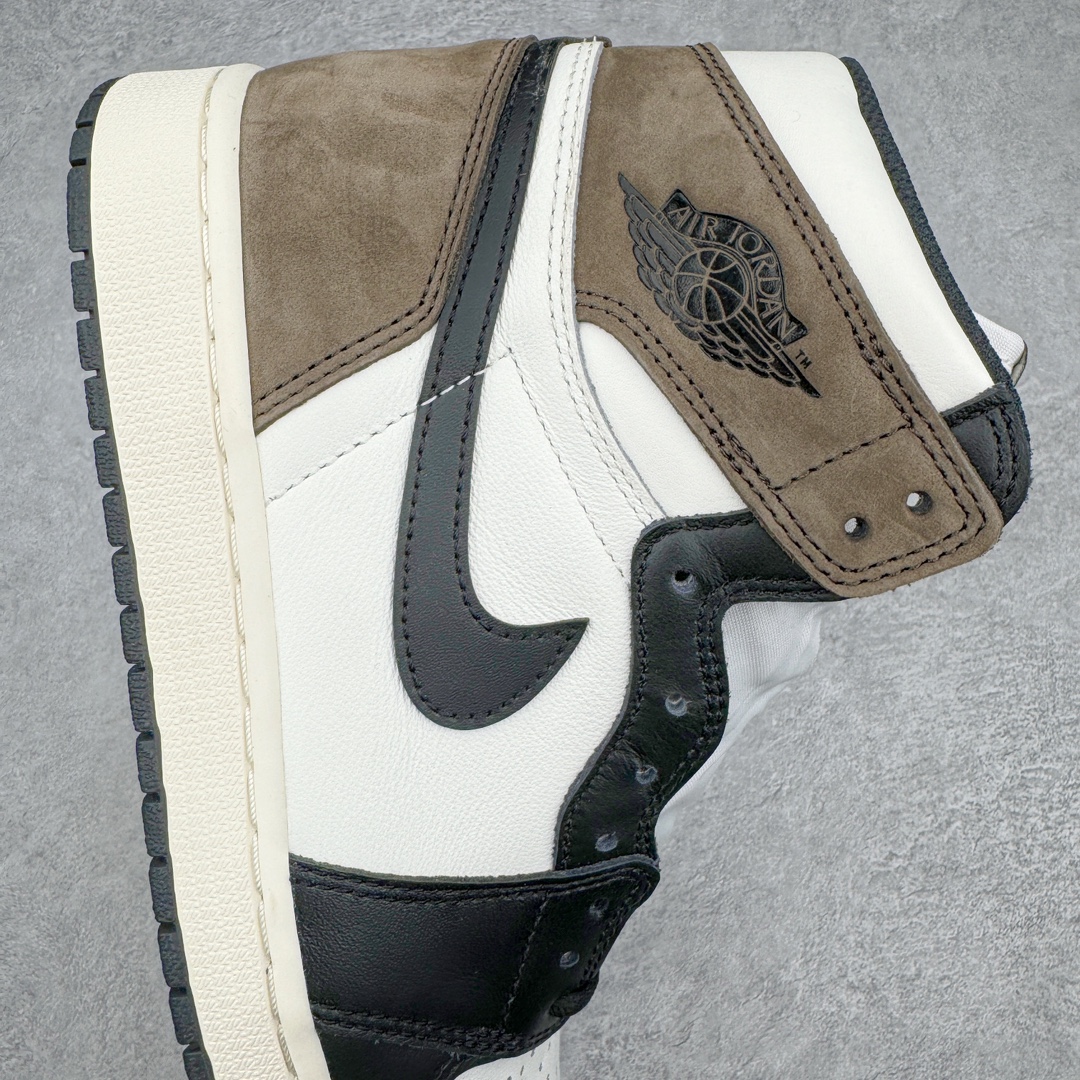 图片[6]-＃FK纯原 Air Jordan AJ1 Retro High 高帮黑摩卡小倒钩 555088-105 高端零售特供批次 产品品控稳定性领先行业 各方面均可对飙L版 良心定价不杀猪 SZ原厂全套原楦原纸板冲刀磨具开发 原厂皮料加持 原厂港宝加持定型后跟R度完美 同源原厂电绣 飞翼针数密度立体效果一致 百分百一致原鞋 原厂拉帮工艺 针距密度一致 后跟弧度收口自然不对折 极致一眼正品既视感 进口玻璃冲刀皮料裁剪零毛边 全鞋电脑针车工艺 品控清洁度最高QC检验标准 免检产品 原厂订购鞋盒、鞋标、防尘纸、鞋撑、鞋带 追求极致的原厂味道 尺码：40 40.5 41 42 42.5 43 44 44.5 45 46 47.5-选品中心