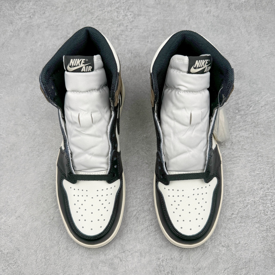 图片[2]-＃FK纯原 Air Jordan AJ1 Retro High 高帮黑摩卡小倒钩 555088-105 高端零售特供批次 产品品控稳定性领先行业 各方面均可对飙L版 良心定价不杀猪 SZ原厂全套原楦原纸板冲刀磨具开发 原厂皮料加持 原厂港宝加持定型后跟R度完美 同源原厂电绣 飞翼针数密度立体效果一致 百分百一致原鞋 原厂拉帮工艺 针距密度一致 后跟弧度收口自然不对折 极致一眼正品既视感 进口玻璃冲刀皮料裁剪零毛边 全鞋电脑针车工艺 品控清洁度最高QC检验标准 免检产品 原厂订购鞋盒、鞋标、防尘纸、鞋撑、鞋带 追求极致的原厂味道 尺码：40 40.5 41 42 42.5 43 44 44.5 45 46 47.5-选品中心