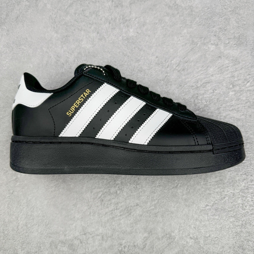 ＃H11纯原 AD Originals Superstar 经典复古贝壳头厚底板鞋 诞生于1969年 是第一双将全皮面鞋 身与橡胶鞋头结合在一起的低帮篮球鞋 Superstar最开始 是作为高帮篮球鞋Pro Model的低帮版本而出现的 但因为其独特和醒目的橡胶鞋头造型而让大家熟知 被大家形象地称为\\\”shelltoe\\\”贝壳头 在70年代的美国职业篮球场上 接近3/4的NBA球员都将这双Superstar作为场上用鞋 80年代之后 经过不断的改良和发展 Superstar逐渐成为横跨时装、音乐、街头文化、休闲和运动等各大领域的时尚潮鞋 尺码：36 36.5 37 38 38.5 39 40 40.5 41 42 42.5 43 44 44.5 45-选品中心