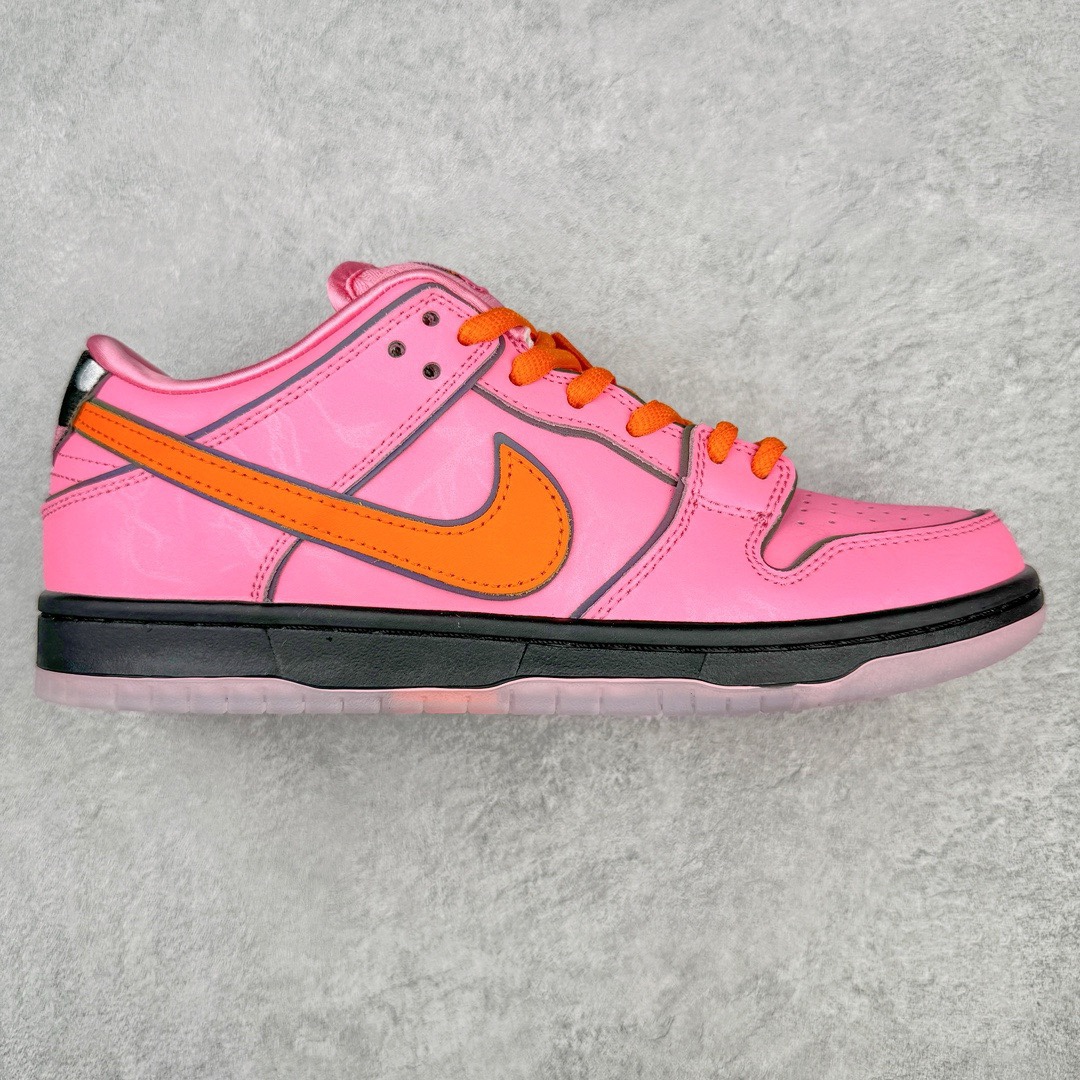 ＃LJ渠道版特价 The Powerpuff Girls x NK SB Dunk Low 飞天小女警联名 鞋身以主人公标志性的颜色为灵感设计 整体以皮革材质覆盖 搭配橙色Swoosh和鞋带呈现 十分亮眼 鞋舌标签部分采用卡通样式呈现 鞋舌上还带有\\\”The Powerpuff Girls\\\”字样的暗纹设计 表明鞋款主题 此外内衬部分也采用了缎面材质打造 鞋垫上还带有反派\\\”魔人啾啾\\\”图案 细节直接拉满了 鞋底也采用黑色中底搭配半透明橡胶外底呈现 为整个设计收尾 全套原楦原模倾力打造完美版型 独家原厂航空铝磨具打磨大底 鞋头坡度极致还原 无解鞋型 原盒原配 圈内天花板工艺 原厂冲刀 超高清洁度 全鞋零毛边皮料切割 采用原厂百宏鞋带以及原厂百宏织唛舌标 内标可供原厂几率过验 原厂中底布点胶 原厂中底布拉帮走线遵循公司 尺码：36 36.5 37.5 38 38.5 39 40 40.5 41 42 42.5 43 44 44.5 45 46 47.5-选品中心