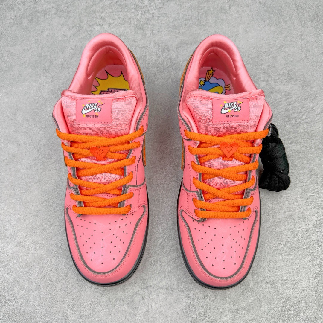 图片[2]-＃LJ渠道版特价 The Powerpuff Girls x NK SB Dunk Low 飞天小女警联名 鞋身以主人公标志性的颜色为灵感设计 整体以皮革材质覆盖 搭配橙色Swoosh和鞋带呈现 十分亮眼 鞋舌标签部分采用卡通样式呈现 鞋舌上还带有\\\”The Powerpuff Girls\\\”字样的暗纹设计 表明鞋款主题 此外内衬部分也采用了缎面材质打造 鞋垫上还带有反派\\\”魔人啾啾\\\”图案 细节直接拉满了 鞋底也采用黑色中底搭配半透明橡胶外底呈现 为整个设计收尾 全套原楦原模倾力打造完美版型 独家原厂航空铝磨具打磨大底 鞋头坡度极致还原 无解鞋型 原盒原配 圈内天花板工艺 原厂冲刀 超高清洁度 全鞋零毛边皮料切割 采用原厂百宏鞋带以及原厂百宏织唛舌标 内标可供原厂几率过验 原厂中底布点胶 原厂中底布拉帮走线遵循公司 尺码：36 36.5 37.5 38 38.5 39 40 40.5 41 42 42.5 43 44 44.5 45 46 47.5-选品中心