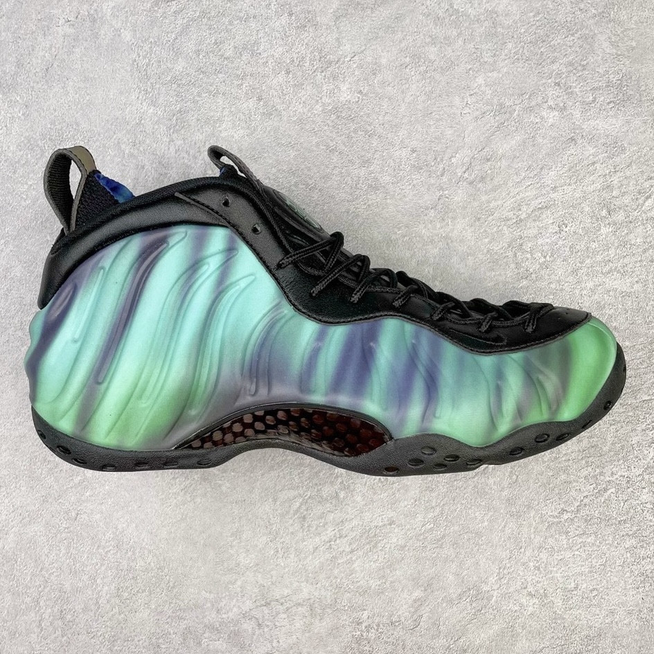 💰440 NK Air Foamposite One 极光喷 莞产原底面 公司渠道同模具 鞋型发泡360度无死角 双层Zoom气垫植入 中底完美注胶 搭载原厂碳纤维材质 诞生于1997年的NK Air Foamposite系列可以说是整个球鞋历史上最为经典的系列之一 也就是我们常说的“喷”和“泡” 其中“喷”由Foamposite One代言人Penny的英文音译而来 而“泡”则来源于另一款鞋型 Foamposite Pro中\”pro\”的音译 在诞生初期 由于高昂的造价以及超前的外形 Foamposite系列的反对者不在少数 甚至有人认为这款鞋会毁掉整个球鞋行业 但事实证明这双灵感来自于甲虫 自带“黑科技”鞋面以及双层Zoom+大块碳板的太空球鞋不仅受到了大众的接受与追捧 并且成功的影响了篮球鞋的发展 SIZE：38.5 39 40 40.5 41 42 42.5 43 44 44.5 45 46 编码：by5936010-运动鞋