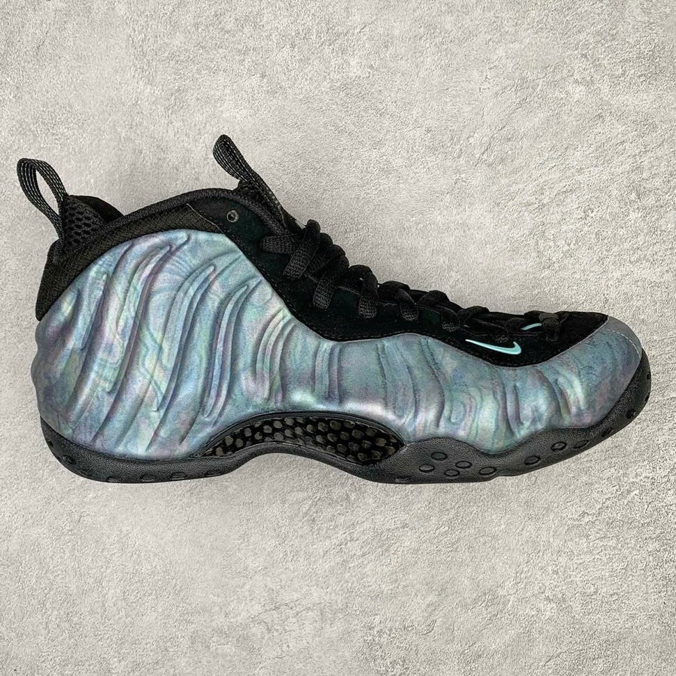 💰510 NK Air Foamposite One 鲍鱼喷 莞产原底面 公司渠道同模具 鞋型发泡360度无死角 双层Zoom气垫植入 中底完美注胶 搭载原厂碳纤维材质 诞生于1997年的NK Air Foamposite系列可以说是整个球鞋历史上最为经典的系列之一 也就是我们常说的“喷”和“泡” 其中“喷”由Foamposite One代言人Penny的英文音译而来 而“泡”则来源于另一款鞋型 Foamposite Pro中\”pro\”的音译 在诞生初期 由于高昂的造价以及超前的外形 Foamposite系列的反对者不在少数 甚至有人认为这款鞋会毁掉整个球鞋行业 但事实证明这双灵感来自于甲虫 自带“黑科技”鞋面以及双层Zoom+大块碳板的太空球鞋不仅受到了大众的接受与追捧 并且成功的影响了篮球鞋的发展 SIZE：38.5 39 40 40.5 41 42 42.5 43 44 44.5 45 46 编码：by5936080-运动鞋