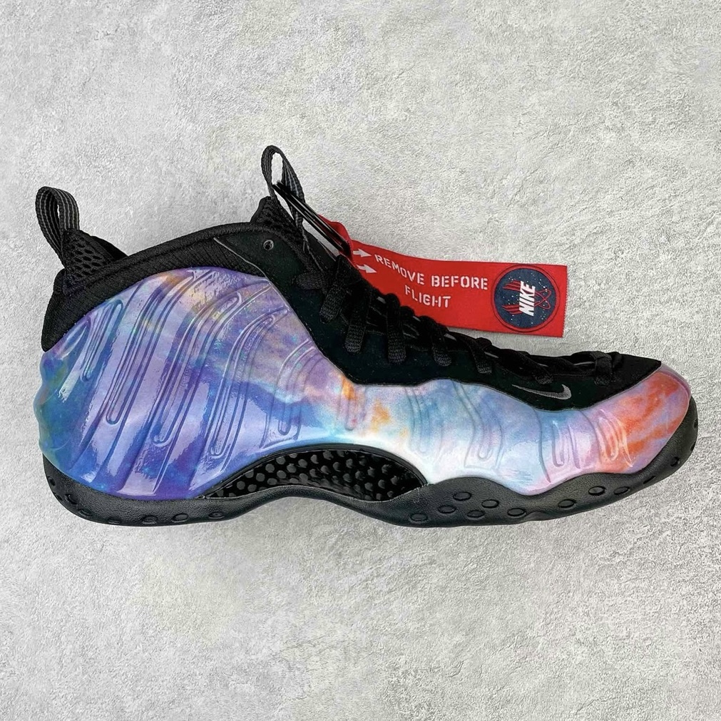 💰510 NK Air Foamposite One 星空喷 莞产原底面 公司渠道同模具 鞋型发泡360度无死角 双层Zoom气垫植入 中底完美注胶 搭载原厂碳纤维材质 诞生于1997年的NK Air Foamposite系列可以说是整个球鞋历史上最为经典的系列之一 也就是我们常说的“喷”和“泡” 其中“喷”由Foamposite One代言人Penny的英文音译而来 而“泡”则来源于另一款鞋型 Foamposite Pro中\”pro\”的音译 在诞生初期 由于高昂的造价以及超前的外形 Foamposite系列的反对者不在少数 甚至有人认为这款鞋会毁掉整个球鞋行业 但事实证明这双灵感来自于甲虫 自带“黑科技”鞋面以及双层Zoom+大块碳板的太空球鞋不仅受到了大众的接受与追捧 并且成功的影响了篮球鞋的发展 SIZE：38.5 39 40 40.5 41 42 42.5 43 44 44.5 45 46 编码：by5936080-运动鞋