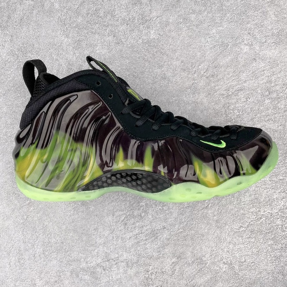 💰580 NK Air Foamposite One 通灵喷 莞产原底面 公司渠道同模具 鞋型发泡360度无死角 双层Zoom气垫植入 中底完美注胶 搭载原厂碳纤维材质 诞生于1997年的NK Air Foamposite系列可以说是整个球鞋历史上最为经典的系列之一 也就是我们常说的“喷”和“泡” 其中“喷”由Foamposite One代言人Penny的英文音译而来 而“泡”则来源于另一款鞋型 Foamposite Pro中\”pro\”的音译 在诞生初期 由于高昂的造价以及超前的外形 Foamposite系列的反对者不在少数 甚至有人认为这款鞋会毁掉整个球鞋行业 但事实证明这双灵感来自于甲虫 自带“黑科技”鞋面以及双层Zoom+大块碳板的太空球鞋不仅受到了大众的接受与追捧 并且成功的影响了篮球鞋的发展 SIZE：38.5 39 40 40.5 41 42 42.5 43 44 44.5 45 46 编码：by6936040-运动鞋