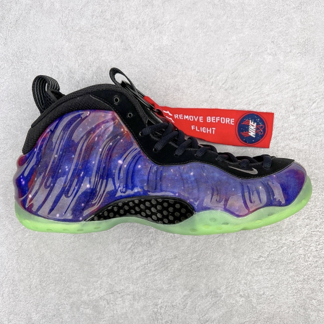 💰510 NK Air Foamposite One 银河喷 521286-800 莞产原底面 公司渠道同模具 鞋型发泡360度无死角 双层Zoom气垫植入 中底完美注胶 搭载原厂碳纤维材质 诞生于1997年的NK Air Foamposite系列可以说是整个球鞋历史上最为经典的系列之一 也就是我们常说的“喷”和“泡” 其中“喷”由Foamposite One代言人Penny的英文音译而来 而“泡”则来源于另一款鞋型 Foamposite Pro中\”pro\”的音译 在诞生初期 由于高昂的造价以及超前的外形 Foamposite系列的反对者不在少数 甚至有人认为这款鞋会毁掉整个球鞋行业 但事实证明这双灵感来自于甲虫 自带“黑科技”鞋面以及双层Zoom+大块碳板的太空球鞋不仅受到了大众的接受与追捧 并且成功的影响了篮球鞋的发展 SIZE：38.5 39 40 40.5 41 42 42.5 43 44 44.5 45 46 编码：by5936080-运动鞋