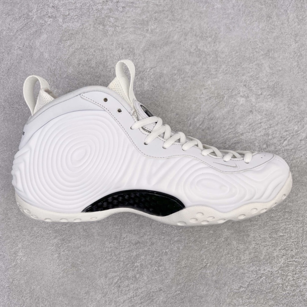 💰550 CDG x NK Air Foamposite One 白色蚊香喷 货号：DJ7952-100 莞产原底面 公司渠道同模具 鞋型发泡360度无死角 双层Zoom气垫植入 中底完美注胶 搭载原厂碳纤维材质 诞生于1997年的NK Air Foamposite系列可以说是整个球鞋历史上最为经典的系列之一 也就是我们常说的“喷”和“泡” 其中“喷”由Foamposite One代言人Penny的英文音译而来 而“泡”则来源于另一款鞋型 Foamposite Pro中\”pro\”的音译 在诞生初期 由于高昂的造价以及超前的外形 Foamposite系列的反对者不在少数 甚至有人认为这款鞋会毁掉整个球鞋行业 但事实证明这双灵感来自于甲虫 自带“黑科技”鞋面以及双层Zoom+大块碳板的太空球鞋不仅受到了大众的接受与追捧 并且成功的影响了篮球鞋的发展 SIZE：38.5 39 40 40.5 41 42 42.5 43 44 44.5 45 46 编码：by6936010-运动鞋