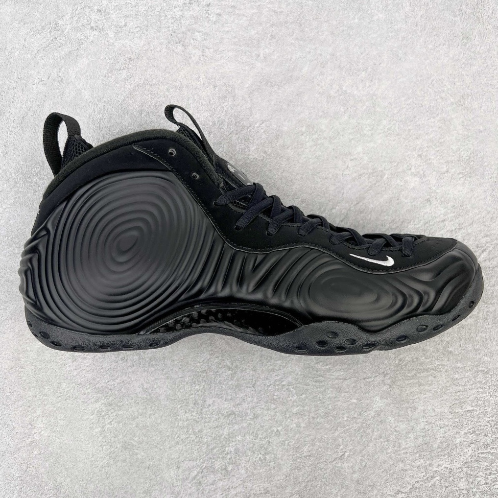 💰580 CDG x NK Air Foamposite One 黑色蚊香喷 货号：DJ7952-001 莞产原底面 公司渠道同模具 鞋型发泡360度无死角 双层Zoom气垫植入 中底完美注胶 搭载原厂碳纤维材质 诞生于1997年的NK Air Foamposite系列可以说是整个球鞋历史上最为经典的系列之一 也就是我们常说的“喷”和“泡” 其中“喷”由Foamposite One代言人Penny的英文音译而来 而“泡”则来源于另一款鞋型 Foamposite Pro中\”pro\”的音译 在诞生初期 由于高昂的造价以及超前的外形 Foamposite系列的反对者不在少数 甚至有人认为这款鞋会毁掉整个球鞋行业 但事实证明这双灵感来自于甲虫 自带“黑科技”鞋面以及双层Zoom+大块碳板的太空球鞋不仅受到了大众的接受与追捧 并且成功的影响了篮球鞋的发展 SIZE：38.5 39 40 40.5 41 42 42.5 43 44 44.5 45 46 编码：by6936040-运动鞋