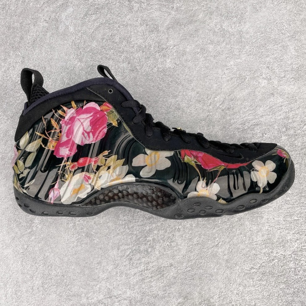 💰470 NK Air Foamposite One 梅花喷 莞产原底面 公司渠道同模具 鞋型发泡360度无死角 双层Zoom气垫植入 中底完美注胶 搭载原厂碳纤维材质 诞生于1997年的NK Air Foamposite系列可以说是整个球鞋历史上最为经典的系列之一 也就是我们常说的“喷”和“泡” 其中“喷”由Foamposite One代言人Penny的英文音译而来 而“泡”则来源于另一款鞋型 Foamposite Pro中\”pro\”的音译 在诞生初期 由于高昂的造价以及超前的外形 Foamposite系列的反对者不在少数 甚至有人认为这款鞋会毁掉整个球鞋行业 但事实证明这双灵感来自于甲虫 自带“黑科技”鞋面以及双层Zoom+大块碳板的太空球鞋不仅受到了大众的接受与追捧 并且成功的影响了篮球鞋的发展 SIZE：38.5 39 40 40.5 41 42 42.5 43 44 44.5 45 46 编码：by5936040-运动鞋