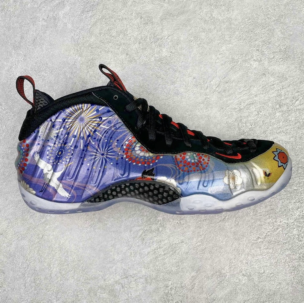 💰440 NK Air Foamposite One 烟花喷 莞产原底面 公司渠道同模具 鞋型发泡360度无死角 双层Zoom气垫植入 中底完美注胶 搭载原厂碳纤维材质 诞生于1997年的NK Air Foamposite系列可以说是整个球鞋历史上最为经典的系列之一 也就是我们常说的“喷”和“泡” 其中“喷”由Foamposite One代言人Penny的英文音译而来 而“泡”则来源于另一款鞋型 Foamposite Pro中\”pro\”的音译 在诞生初期 由于高昂的造价以及超前的外形 Foamposite系列的反对者不在少数 甚至有人认为这款鞋会毁掉整个球鞋行业 但事实证明这双灵感来自于甲虫 自带“黑科技”鞋面以及双层Zoom+大块碳板的太空球鞋不仅受到了大众的接受与追捧 并且成功的影响了篮球鞋的发展 SIZE：38.5 39 40 40.5 41 42 42.5 43 44 44.5 45 46 编码：by5936010-运动鞋