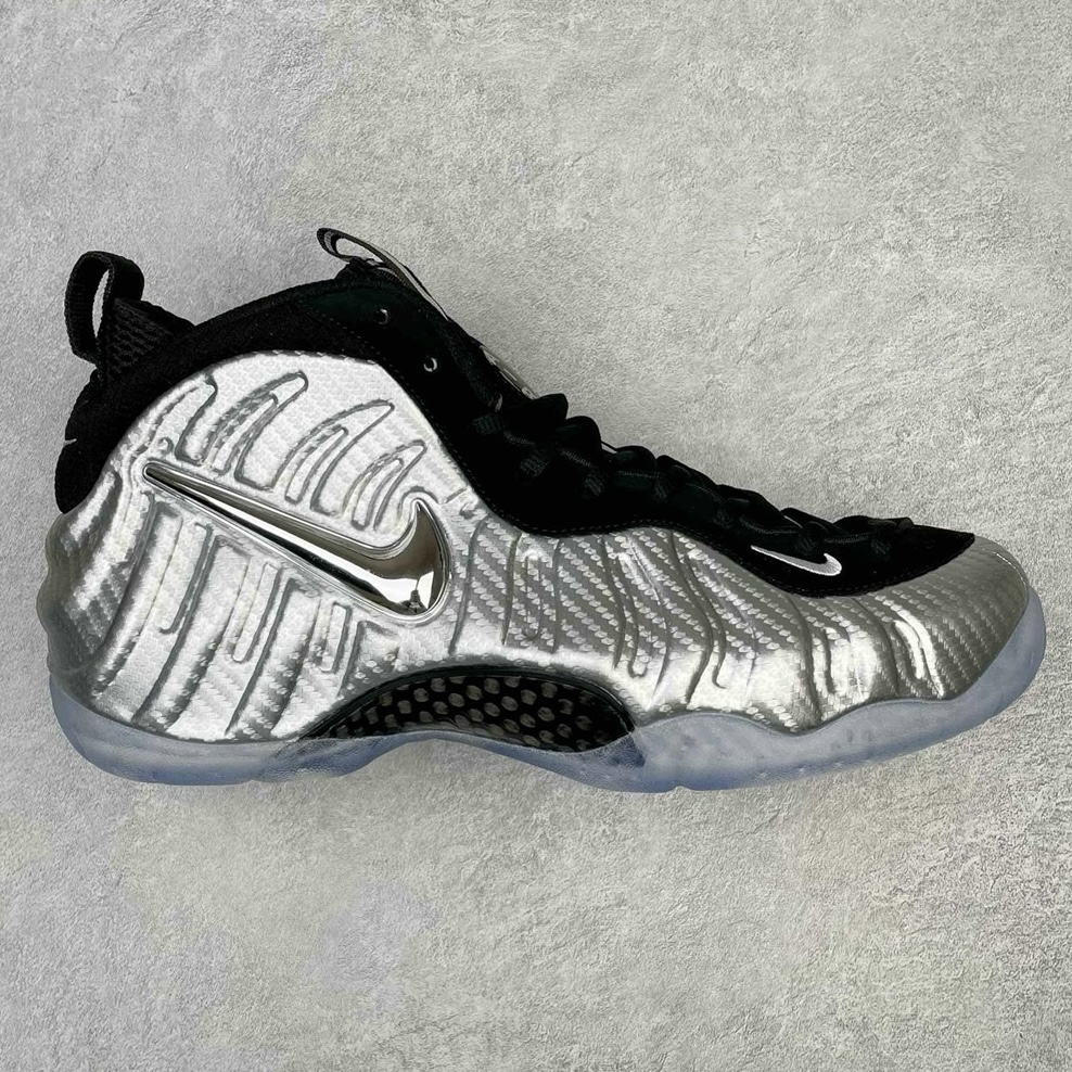 💰440 NK Air Foamposite One 银霞泡 莞产原底面 公司渠道同模具 鞋型发泡360度无死角 双层Zoom气垫植入 中底完美注胶 搭载原厂碳纤维材质 诞生于1997年的NK Air Foamposite系列可以说是整个球鞋历史上最为经典的系列之一 也就是我们常说的“喷”和“泡” 其中“喷”由Foamposite One代言人Penny的英文音译而来 而“泡”则来源于另一款鞋型 Foamposite Pro中\”pro\”的音译 在诞生初期 由于高昂的造价以及超前的外形 Foamposite系列的反对者不在少数 甚至有人认为这款鞋会毁掉整个球鞋行业 但事实证明这双灵感来自于甲虫 自带“黑科技”鞋面以及双层Zoom+大块碳板的太空球鞋不仅受到了大众的接受与追捧 并且成功的影响了篮球鞋的发展 SIZE：38.5 39 40 40.5 41 42 42.5 43 44 44.5 45 46 编码：by5936010-运动鞋