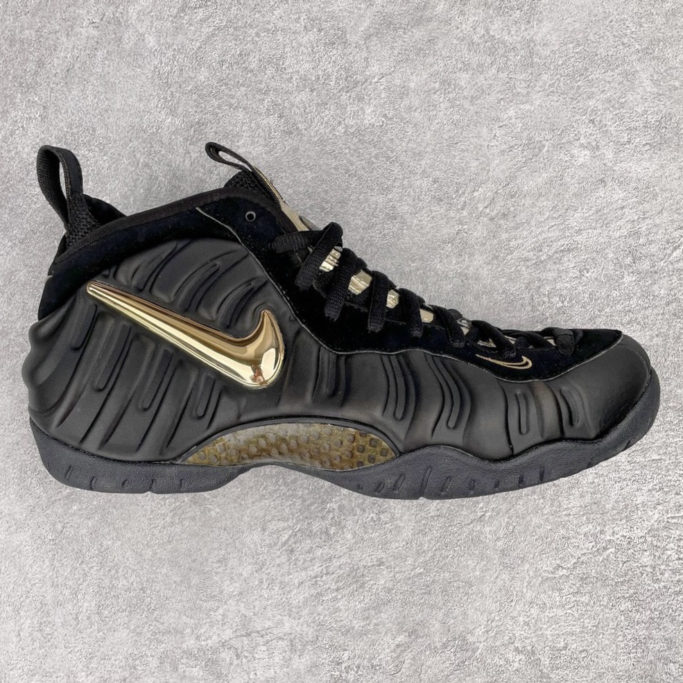 💰490 NK Air Foamposite One 黑金泡 莞产原底面 公司渠道同模具 鞋型发泡360度无死角 双层Zoom气垫植入 中底完美注胶 搭载原厂碳纤维材质 诞生于1997年的NK Air Foamposite系列可以说是整个球鞋历史上最为经典的系列之一 也就是我们常说的“喷”和“泡” 其中“喷”由Foamposite One代言人Penny的英文音译而来 而“泡”则来源于另一款鞋型 Foamposite Pro中\”pro\”的音译 在诞生初期 由于高昂的造价以及超前的外形 Foamposite系列的反对者不在少数 甚至有人认为这款鞋会毁掉整个球鞋行业 但事实证明这双灵感来自于甲虫 自带“黑科技”鞋面以及双层Zoom+大块碳板的太空球鞋不仅受到了大众的接受与追捧 并且成功的影响了篮球鞋的发展 SIZE：38.5 39 40 40.5 41 42 42.5 43 44 44.5 45 46 编码：by5936060-运动鞋