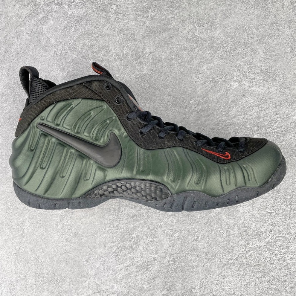 💰490 NK Air Foamposite One 军绿泡 莞产原底面 公司渠道同模具 鞋型发泡360度无死角 双层Zoom气垫植入 中底完美注胶 搭载原厂碳纤维材质 诞生于1997年的NK Air Foamposite系列可以说是整个球鞋历史上最为经典的系列之一 也就是我们常说的“喷”和“泡” 其中“喷”由Foamposite One代言人Penny的英文音译而来 而“泡”则来源于另一款鞋型 Foamposite Pro中\”pro\”的音译 在诞生初期 由于高昂的造价以及超前的外形 Foamposite系列的反对者不在少数 甚至有人认为这款鞋会毁掉整个球鞋行业 但事实证明这双灵感来自于甲虫 自带“黑科技”鞋面以及双层Zoom+大块碳板的太空球鞋不仅受到了大众的接受与追捧 并且成功的影响了篮球鞋的发展 SIZE：38.5 39 40 40.5 41 42 42.5 43 44 44.5 45 46 编码：by5936060-运动鞋