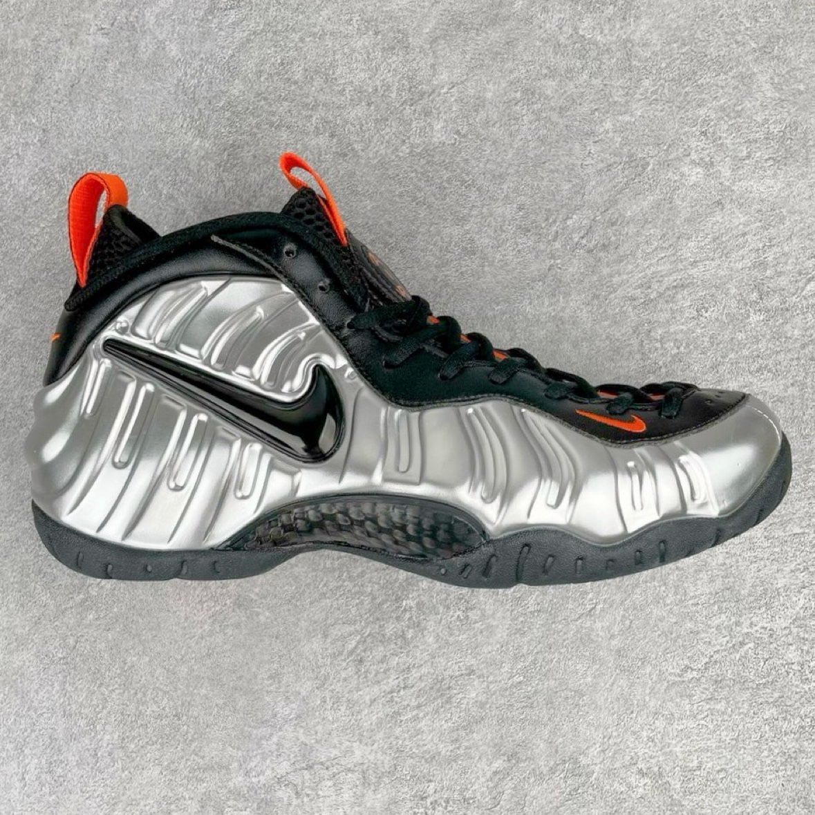 💰580 NK Air Foamposite One 万圣节泡 莞产原底面 公司渠道同模具 鞋型发泡360度无死角 双层Zoom气垫植入 中底完美注胶 搭载原厂碳纤维材质 诞生于1997年的NK Air Foamposite系列可以说是整个球鞋历史上最为经典的系列之一 也就是我们常说的“喷”和“泡” 其中“喷”由Foamposite One代言人Penny的英文音译而来 而“泡”则来源于另一款鞋型 Foamposite Pro中\”pro\”的音译 在诞生初期 由于高昂的造价以及超前的外形 Foamposite系列的反对者不在少数 甚至有人认为这款鞋会毁掉整个球鞋行业 但事实证明这双灵感来自于甲虫 自带“黑科技”鞋面以及双层Zoom+大块碳板的太空球鞋不仅受到了大众的接受与追捧 并且成功的影响了篮球鞋的发展 SIZE：38.5 39 40 40.5 41 42 42.5 43 44 44.5 45 46 编码：by6936040-运动鞋