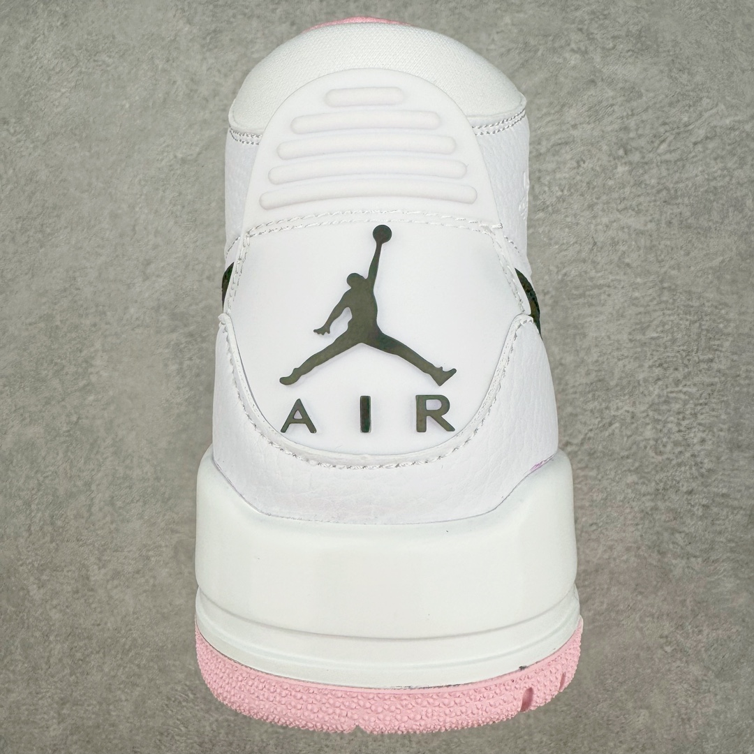 图片[8]-💰220 ＃KZ神版 Air Jordan Legacy AJ312 High 高帮复古篮球鞋 白黑粉 AT4040-106 市场最强独一档产物 全套原纸板楦头开发 原厂大底磨具加持立体防滑纹理 原档数据后跟TPU子母扣魔术贴 原装可视Air Sole气垫 原汁原味最完美的312代版型 唯一正确鞋头趴度弧度高度鞋身腰线 进口港宝加持 后跟自然饱满 全鞋荧光划线卡点 追求极致完美 每一双都是工艺品 多重QC质检 超越公司货的品控标准 实实在在的免检产品 鞋身采用了皮革材质打造 横跨鞋面的魔术贴十分吸睛 侧面的Swoosh Logo的一部分被鞋面遮挡了一部分 颇具玩味 魔术贴上标有NK标识 而鞋舌上是Jordan的经典红色飞翼Logo 后跟和鞋底均采用了AJ3的设计 后跟上同样也使用了经典的爆裂纹图案 SIZE：36 36.5 37.5 38 38.5 39 40 40.5 41 42 42.5 43 44 44.5 45 46 47.5 编码：by2936090-运动鞋